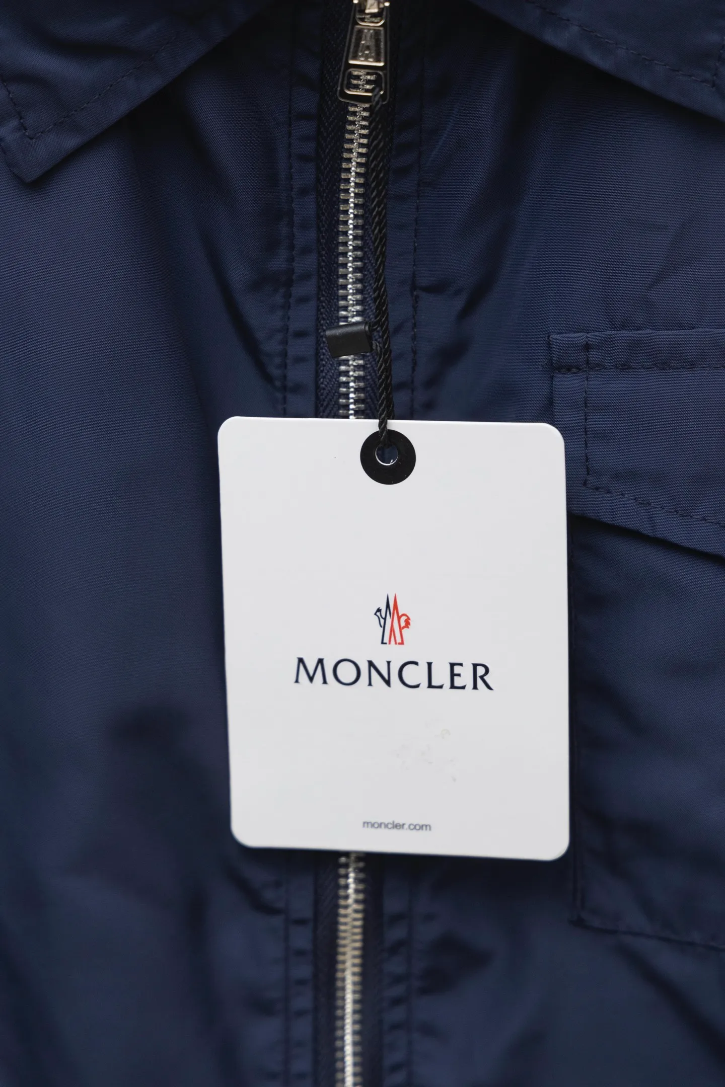 P310 Model number: TT32 Moncler logo zipper shirt jacket. Customized high-quality cotton hidden pattern gabardine. Full of texture. Comfortable and close to the skin. The brown tone exudes restrained tenderness. The iconic Moncler logo embroidered logo is embellished on it to increase brand recognition. Simple and smooth lines. The zipper opening and closing also follows the principle of minimalism. Use simplicity as the pen and texture as the ink. Use the simplest elements to outline the most moving fashion picture. Process 1: Use imported special machine infrared to locate the "Moncler logo embroidery", the position is more accurate and strong. Process 2: Template machine to open the bag. The preset template guides the position, shape and size of the bag opening. The accuracy ensures the quality of the bag opening effect. Process 3: The fabrics have been washed and have a better hand feel. Not easy to deform, not easy to shrink, not easy to fade, and maintain long-term beauty. Color: navy black Size: S-XL