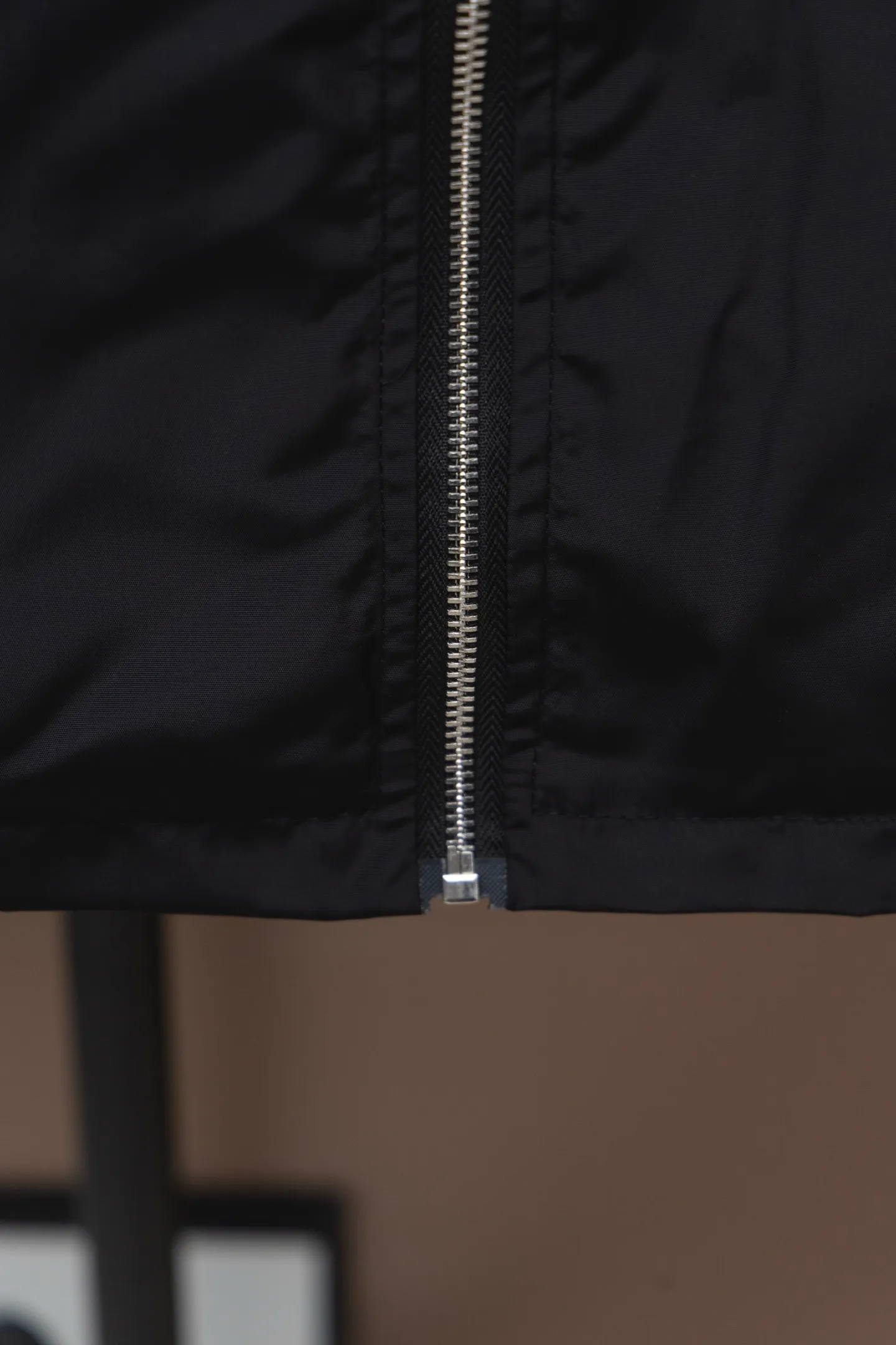 P310 Model number: TT32 Moncler logo zipper shirt jacket. Customized high-quality cotton hidden pattern gabardine. Full of texture. Comfortable and close to the skin. The brown tone exudes restrained tenderness. The iconic Moncler logo embroidered logo is embellished on it to increase brand recognition. Simple and smooth lines. The zipper opening and closing also follows the principle of minimalism. Use simplicity as the pen and texture as the ink. Use the simplest elements to outline the most moving fashion picture. Process 1: Use imported special machine infrared to locate the "Moncler logo embroidery", the position is more accurate and strong. Process 2: Template machine to open the bag. The preset template guides the position, shape and size of the bag opening. The accuracy ensures the quality of the bag opening effect. Process 3: The fabrics have been washed and have a better hand feel. Not easy to deform, not easy to shrink, not easy to fade, and maintain long-term beauty. Color: navy black Size: S-XL