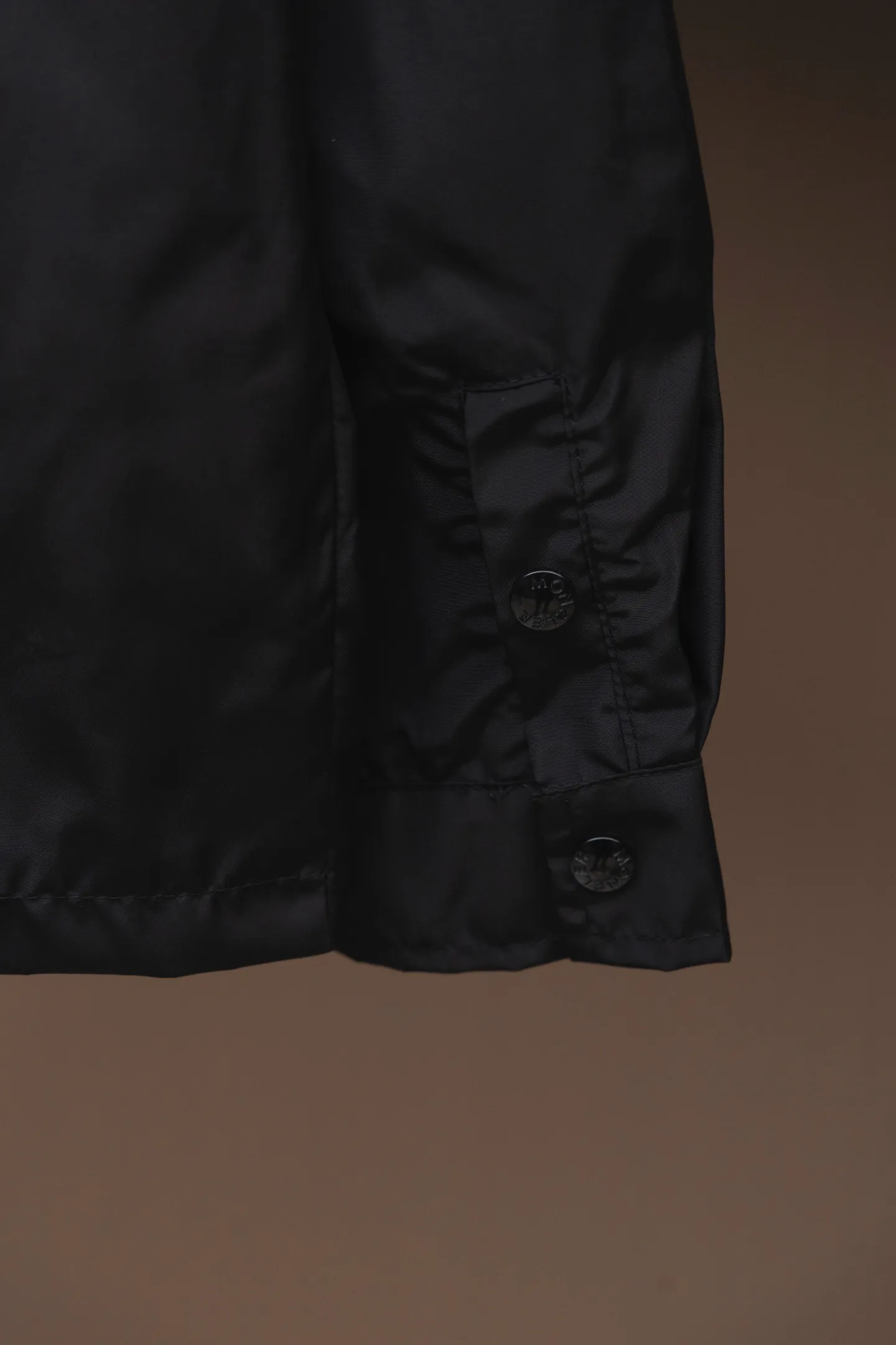 P310 Model number: TT32 Moncler logo zipper shirt jacket. Customized high-quality cotton hidden pattern gabardine. Full of texture. Comfortable and close to the skin. The brown tone exudes restrained tenderness. The iconic Moncler logo embroidered logo is embellished on it to increase brand recognition. Simple and smooth lines. The zipper opening and closing also follows the principle of minimalism. Use simplicity as the pen and texture as the ink. Use the simplest elements to outline the most moving fashion picture. Process 1: Use imported special machine infrared to locate the "Moncler logo embroidery", the position is more accurate and strong. Process 2: Template machine to open the bag. The preset template guides the position, shape and size of the bag opening. The accuracy ensures the quality of the bag opening effect. Process 3: The fabrics have been washed and have a better hand feel. Not easy to deform, not easy to shrink, not easy to fade, and maintain long-term beauty. Color: navy black Size: S-XL