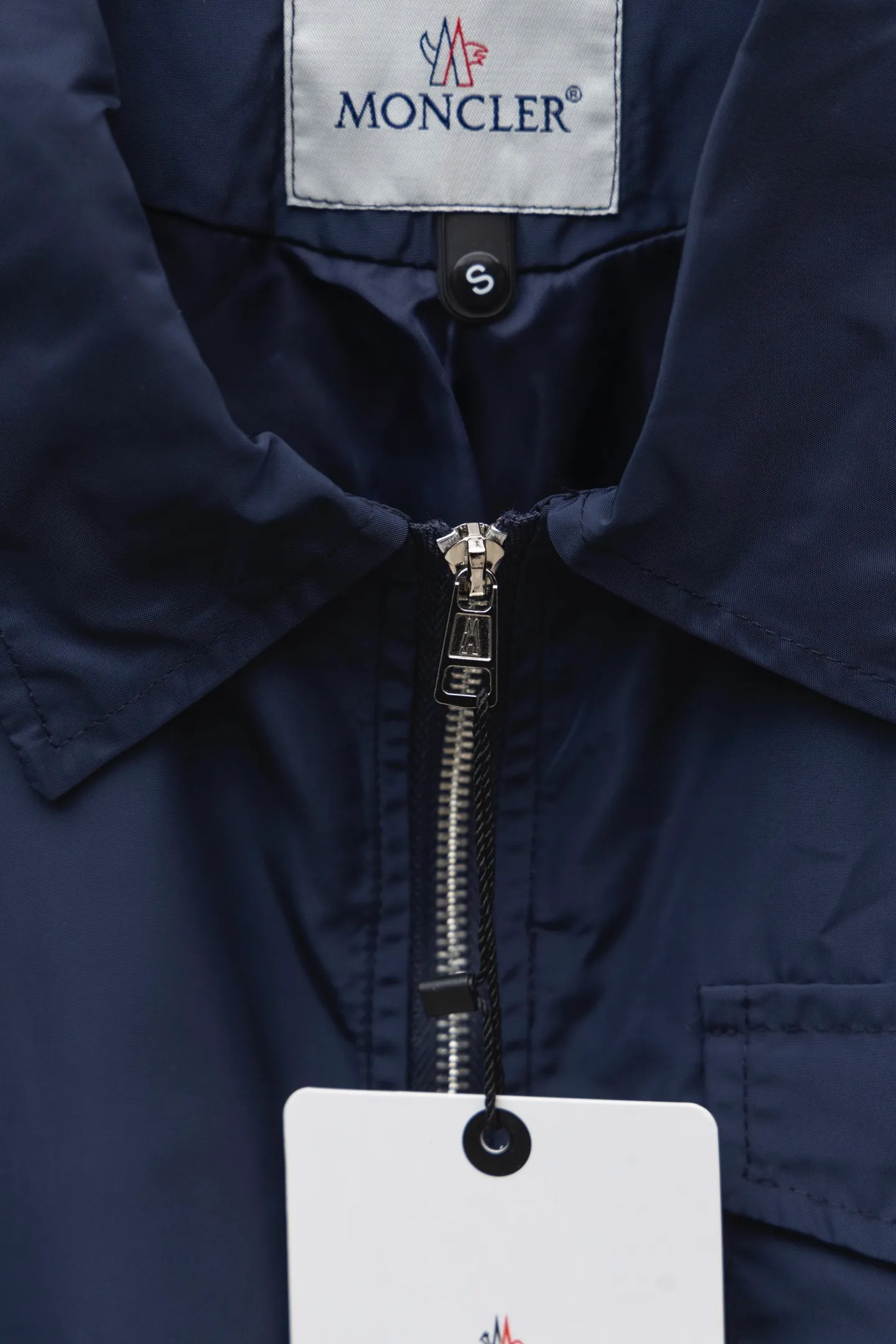 P310 Model number: TT32 Moncler logo zipper shirt jacket. Customized high-quality cotton hidden pattern gabardine. Full of texture. Comfortable and close to the skin. The brown tone exudes restrained tenderness. The iconic Moncler logo embroidered logo is embellished on it to increase brand recognition. Simple and smooth lines. The zipper opening and closing also follows the principle of minimalism. Use simplicity as the pen and texture as the ink. Use the simplest elements to outline the most moving fashion picture. Process 1: Use imported special machine infrared to locate the "Moncler logo embroidery", the position is more accurate and strong. Process 2: Template machine to open the bag. The preset template guides the position, shape and size of the bag opening. The accuracy ensures the quality of the bag opening effect. Process 3: The fabrics have been washed and have a better hand feel. Not easy to deform, not easy to shrink, not easy to fade, and maintain long-term beauty. Color: navy black Size: S-XL