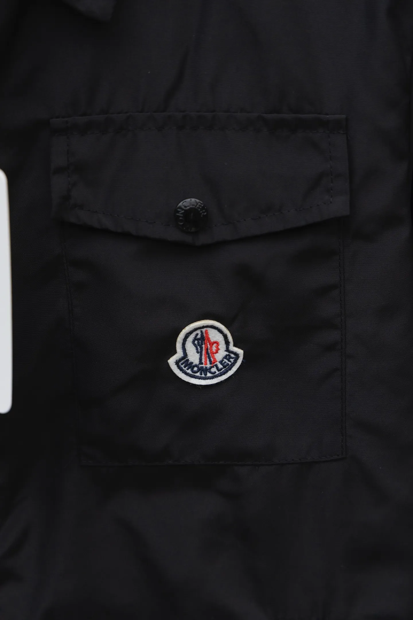 P310 Model number: TT32 Moncler logo zipper shirt jacket. Customized high-quality cotton hidden pattern gabardine. Full of texture. Comfortable and close to the skin. The brown tone exudes restrained tenderness. The iconic Moncler logo embroidered logo is embellished on it to increase brand recognition. Simple and smooth lines. The zipper opening and closing also follows the principle of minimalism. Use simplicity as the pen and texture as the ink. Use the simplest elements to outline the most moving fashion picture. Process 1: Use imported special machine infrared to locate the "Moncler logo embroidery", the position is more accurate and strong. Process 2: Template machine to open the bag. The preset template guides the position, shape and size of the bag opening. The accuracy ensures the quality of the bag opening effect. Process 3: The fabrics have been washed and have a better hand feel. Not easy to deform, not easy to shrink, not easy to fade, and maintain long-term beauty. Color: navy black Size: S-XL