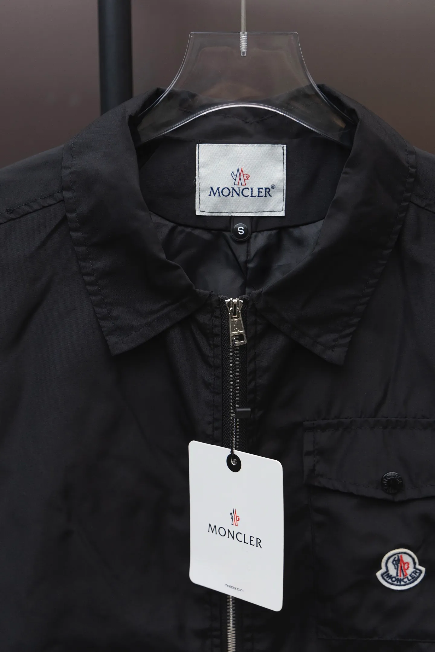 P310 Model number: TT32 Moncler logo zipper shirt jacket. Customized high-quality cotton hidden pattern gabardine. Full of texture. Comfortable and close to the skin. The brown tone exudes restrained tenderness. The iconic Moncler logo embroidered logo is embellished on it to increase brand recognition. Simple and smooth lines. The zipper opening and closing also follows the principle of minimalism. Use simplicity as the pen and texture as the ink. Use the simplest elements to outline the most moving fashion picture. Process 1: Use imported special machine infrared to locate the "Moncler logo embroidery", the position is more accurate and strong. Process 2: Template machine to open the bag. The preset template guides the position, shape and size of the bag opening. The accuracy ensures the quality of the bag opening effect. Process 3: The fabrics have been washed and have a better hand feel. Not easy to deform, not easy to shrink, not easy to fade, and maintain long-term beauty. Color: navy black Size: S-XL