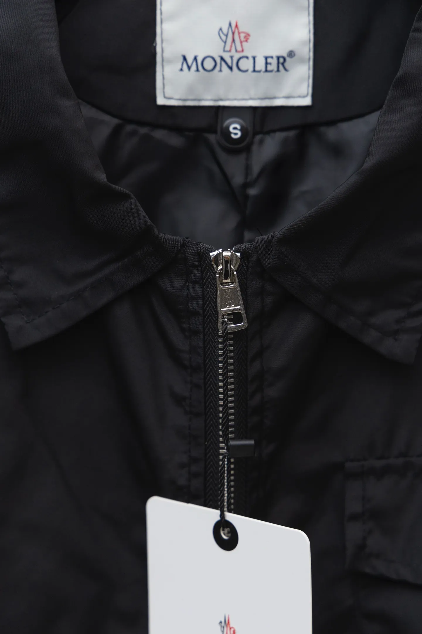 P310 Model number: TT32 Moncler logo zipper shirt jacket. Customized high-quality cotton hidden pattern gabardine. Full of texture. Comfortable and close to the skin. The brown tone exudes restrained tenderness. The iconic Moncler logo embroidered logo is embellished on it to increase brand recognition. Simple and smooth lines. The zipper opening and closing also follows the principle of minimalism. Use simplicity as the pen and texture as the ink. Use the simplest elements to outline the most moving fashion picture. Process 1: Use imported special machine infrared to locate the "Moncler logo embroidery", the position is more accurate and strong. Process 2: Template machine to open the bag. The preset template guides the position, shape and size of the bag opening. The accuracy ensures the quality of the bag opening effect. Process 3: The fabrics have been washed and have a better hand feel. Not easy to deform, not easy to shrink, not easy to fade, and maintain long-term beauty. Color: navy black Size: S-XL
