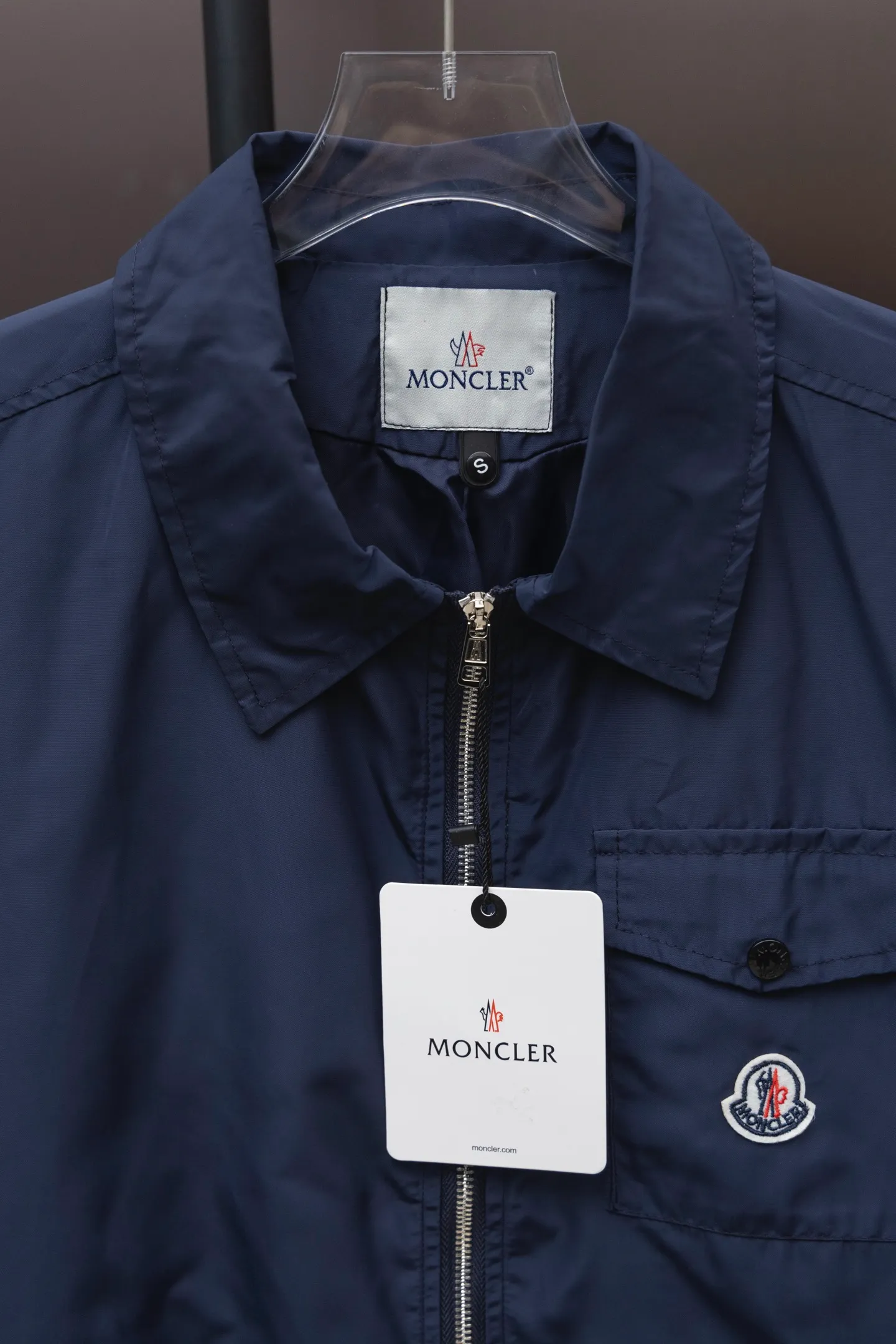 P310 Model number: TT32 Moncler logo zipper shirt jacket. Customized high-quality cotton hidden pattern gabardine. Full of texture. Comfortable and close to the skin. The brown tone exudes restrained tenderness. The iconic Moncler logo embroidered logo is embellished on it to increase brand recognition. Simple and smooth lines. The zipper opening and closing also follows the principle of minimalism. Use simplicity as the pen and texture as the ink. Use the simplest elements to outline the most moving fashion picture. Process 1: Use imported special machine infrared to locate the "Moncler logo embroidery", the position is more accurate and strong. Process 2: Template machine to open the bag. The preset template guides the position, shape and size of the bag opening. The accuracy ensures the quality of the bag opening effect. Process 3: The fabrics have been washed and have a better hand feel. Not easy to deform, not easy to shrink, not easy to fade, and maintain long-term beauty. Color: navy black Size: S-XL