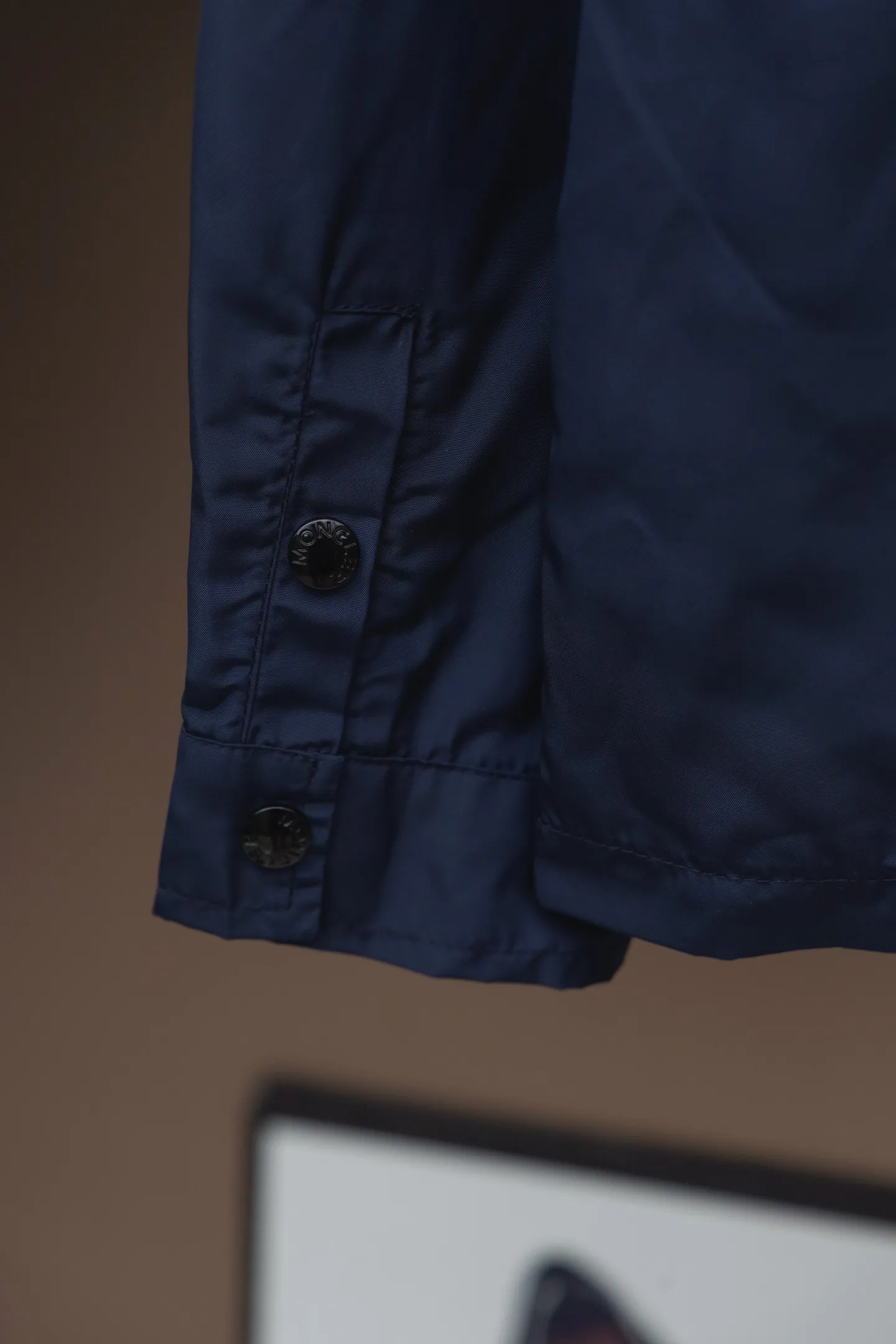 P310 Model number: TT32 Moncler logo zipper shirt jacket. Customized high-quality cotton hidden pattern gabardine. Full of texture. Comfortable and close to the skin. The brown tone exudes restrained tenderness. The iconic Moncler logo embroidered logo is embellished on it to increase brand recognition. Simple and smooth lines. The zipper opening and closing also follows the principle of minimalism. Use simplicity as the pen and texture as the ink. Use the simplest elements to outline the most moving fashion picture. Process 1: Use imported special machine infrared to locate the "Moncler logo embroidery", the position is more accurate and strong. Process 2: Template machine to open the bag. The preset template guides the position, shape and size of the bag opening. The accuracy ensures the quality of the bag opening effect. Process 3: The fabrics have been washed and have a better hand feel. Not easy to deform, not easy to shrink, not easy to fade, and maintain long-term beauty. Color: navy black Size: S-XL