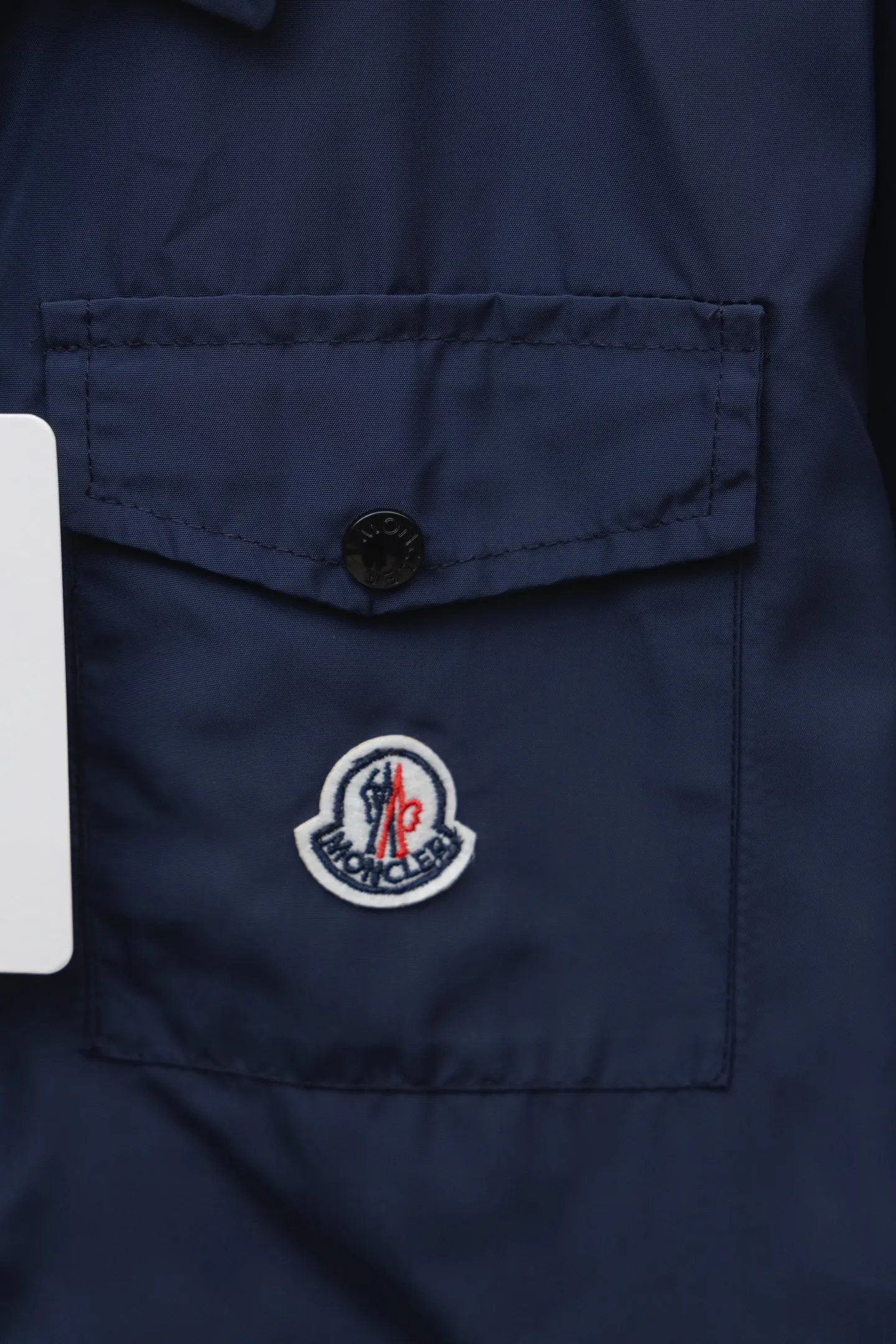 P310 Model number: TT32 Moncler logo zipper shirt jacket. Customized high-quality cotton hidden pattern gabardine. Full of texture. Comfortable and close to the skin. The brown tone exudes restrained tenderness. The iconic Moncler logo embroidered logo is embellished on it to increase brand recognition. Simple and smooth lines. The zipper opening and closing also follows the principle of minimalism. Use simplicity as the pen and texture as the ink. Use the simplest elements to outline the most moving fashion picture. Process 1: Use imported special machine infrared to locate the "Moncler logo embroidery", the position is more accurate and strong. Process 2: Template machine to open the bag. The preset template guides the position, shape and size of the bag opening. The accuracy ensures the quality of the bag opening effect. Process 3: The fabrics have been washed and have a better hand feel. Not easy to deform, not easy to shrink, not easy to fade, and maintain long-term beauty. Color: navy black Size: S-XL