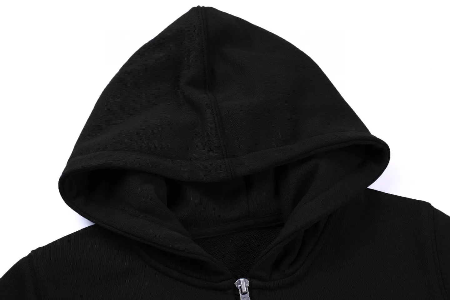 P260 Moncler 25 FW cardigan zipper sweatshirt is coming. The hooded series is convenient and practical to wear. It is exclusive and high-quality, and its texture is different from the market currency. Very cost-effective! Precision-woven terry cotton, the fabric is thick and warm. Size: M-3XL
