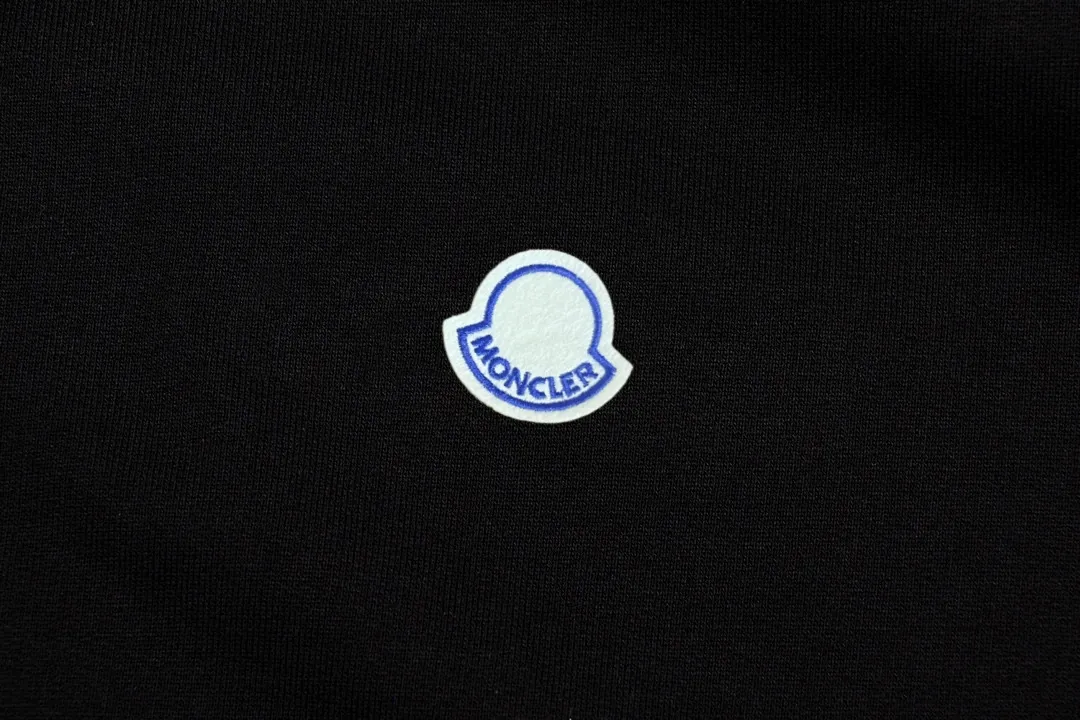 P260 Moncler 25 FW cardigan zipper sweatshirt is coming. The hooded series is convenient and practical to wear. It is exclusive and high-quality, and its texture is different from the market currency. Very cost-effective! Precision-woven terry cotton, the fabric is thick and warm. Size: M-3XL