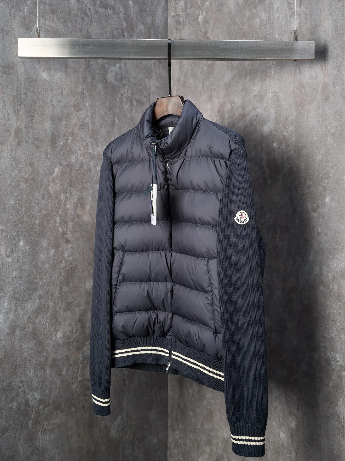P820 ​​Actual hanging auction] Moncler/Maskled stand-up collar spliced ​​wool knitted armband striped zipper down jacket (navy blue) [Ready stock] S/1 M/2 L/3 XL/4