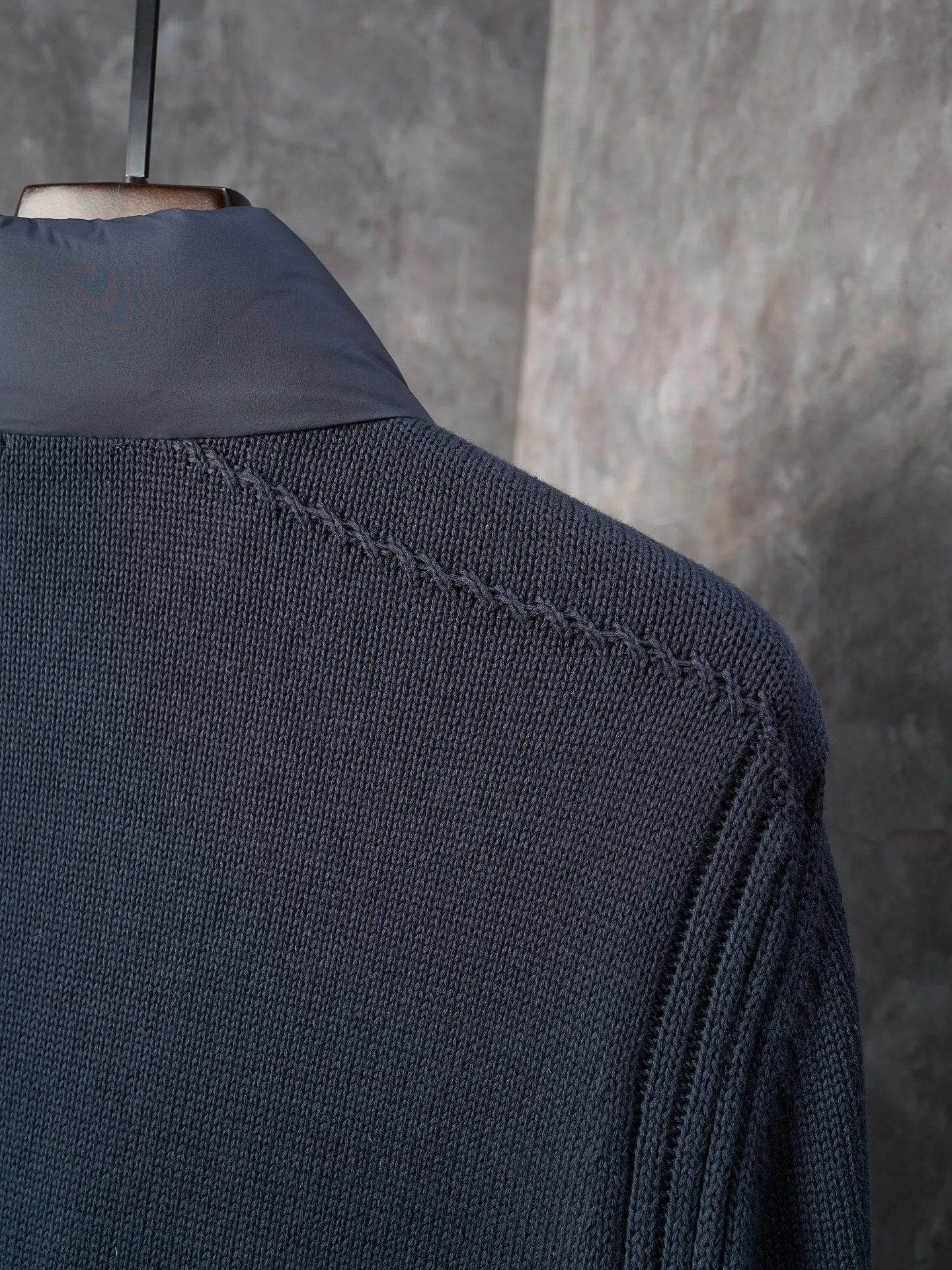 P820 ​​Actual hanging auction] Moncler/Maskled stand-up collar spliced ​​wool knitted armband striped zipper down jacket (navy blue) [Ready stock] S/1 M/2 L/3 XL/4