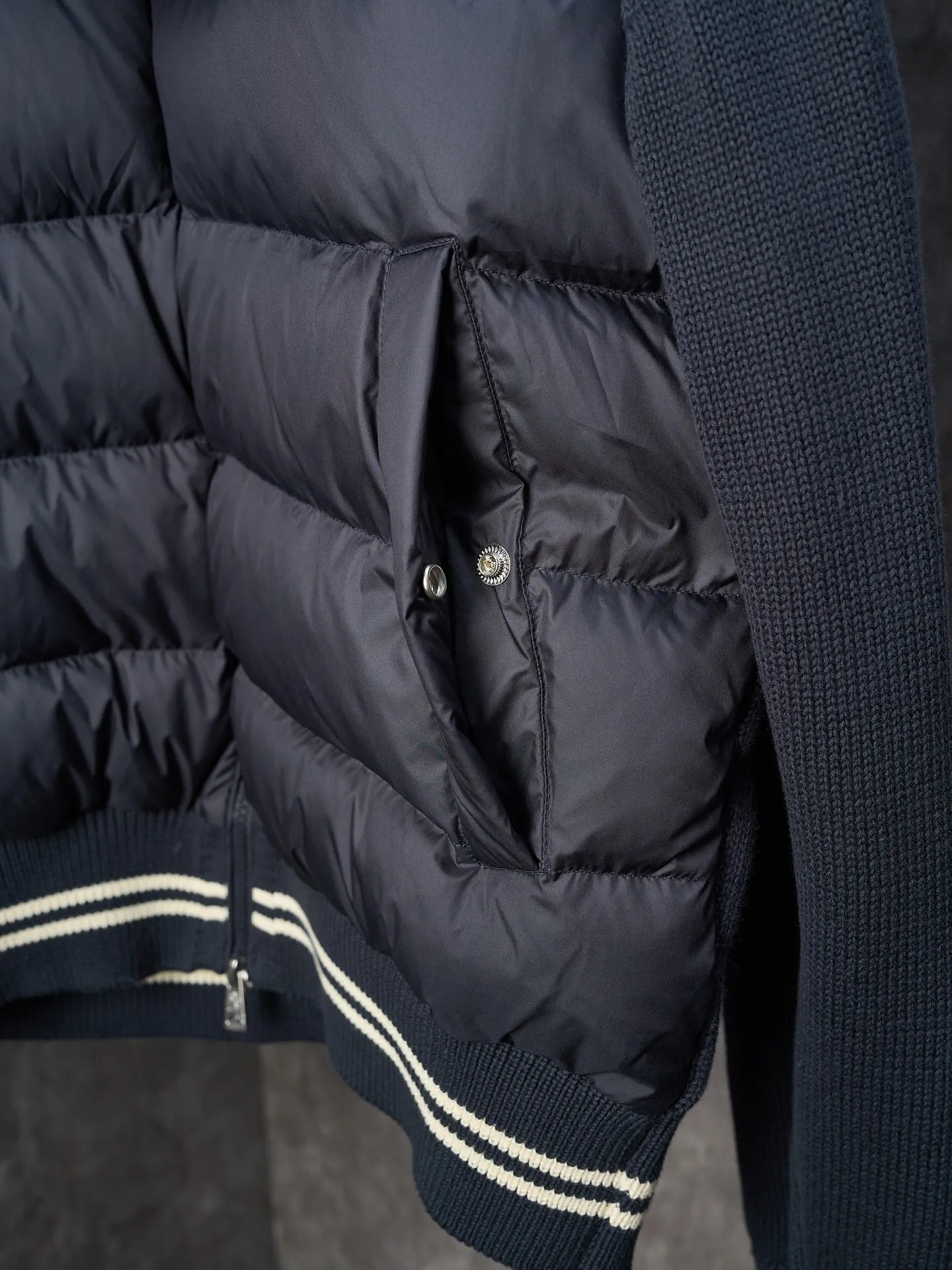 P820 ​​Actual hanging auction] Moncler/Maskled stand-up collar spliced ​​wool knitted armband striped zipper down jacket (navy blue) [Ready stock] S/1 M/2 L/3 XL/4