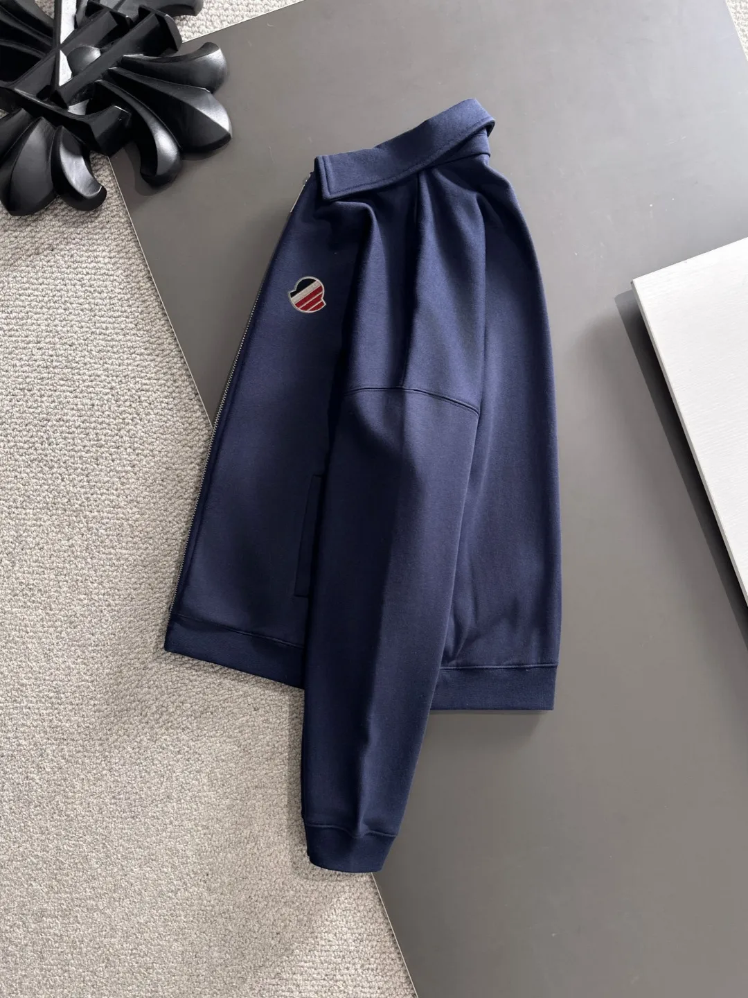 Next day delivery P460 High quality MONCLER/muzzle Exclusive debut of the new 25ss autumn and winter lapel zipper jacket Many stars have the same style. Craftsmanship that ordinary small workshops cannot copy. We are not afraid of any challenges in terms of materials, detail restoration and craftsmanship, just to provide everyone with wonderful products. Compare the top original versions at will. No expense is spared just to do better. Unique imported fabric feel. Purely imported German machine production. Precision operation and thousands of needle density. A full set of new accessories with three standards can be customized at the same time. The upper body is versatile and fashionable. The perfect choice for autumn and winter. The must-have item. Size chart: S to XXL (or state your height and weight when placing an order)