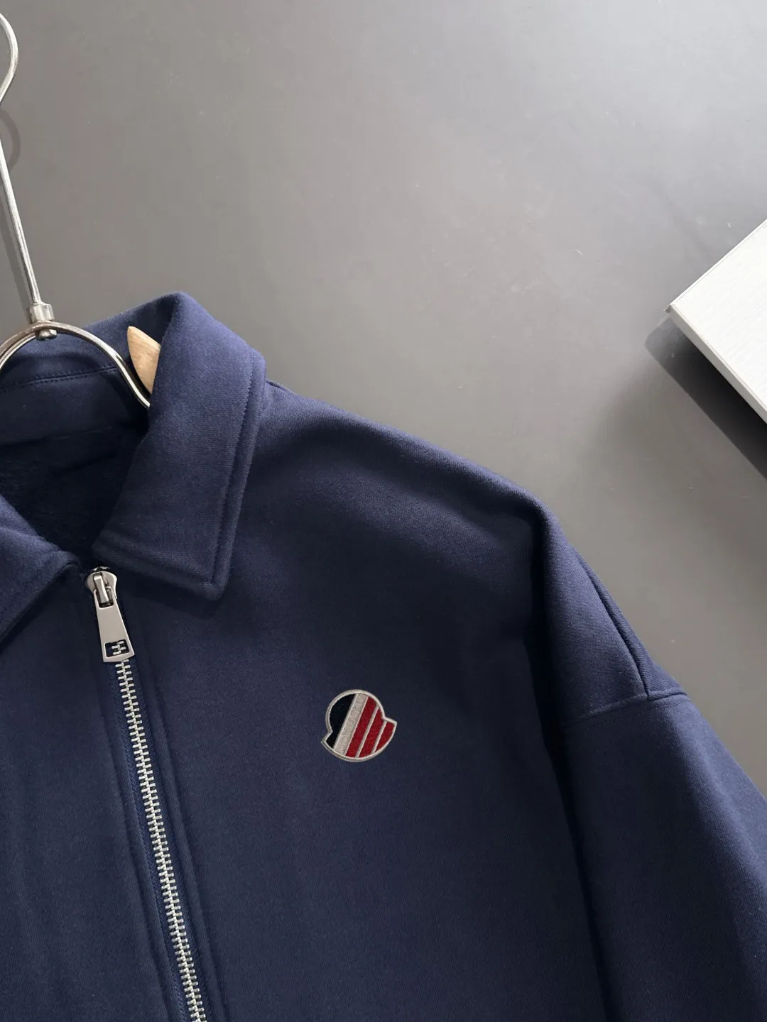 Next day delivery P460 High quality MONCLER/muzzle Exclusive debut of the new 25ss autumn and winter lapel zipper jacket Many stars have the same style. Craftsmanship that ordinary small workshops cannot copy. We are not afraid of any challenges in terms of materials, detail restoration and craftsmanship, just to provide everyone with wonderful products. Compare the top original versions at will. No expense is spared just to do better. Unique imported fabric feel. Purely imported German machine production. Precision operation and thousands of needle density. A full set of new accessories with three standards can be customized at the same time. The upper body is versatile and fashionable. The perfect choice for autumn and winter. The must-have item. Size chart: S to XXL (or state your height and weight when placing an order)