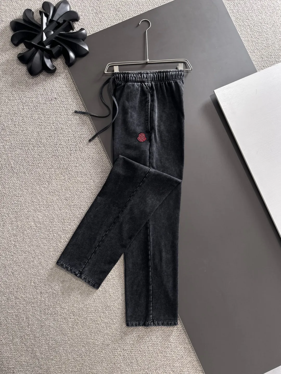 Next day shipment P360 MONCLER/Mongoose Exclusive first release of 25ss autumn and winter new high-quality trousers Compare real-life details at will A perfect choice for autumn and winter. A must-have item. Loose fit. Please refer to the size chart when placing an order: S to XXL (or state your height and weight when placing an order)
