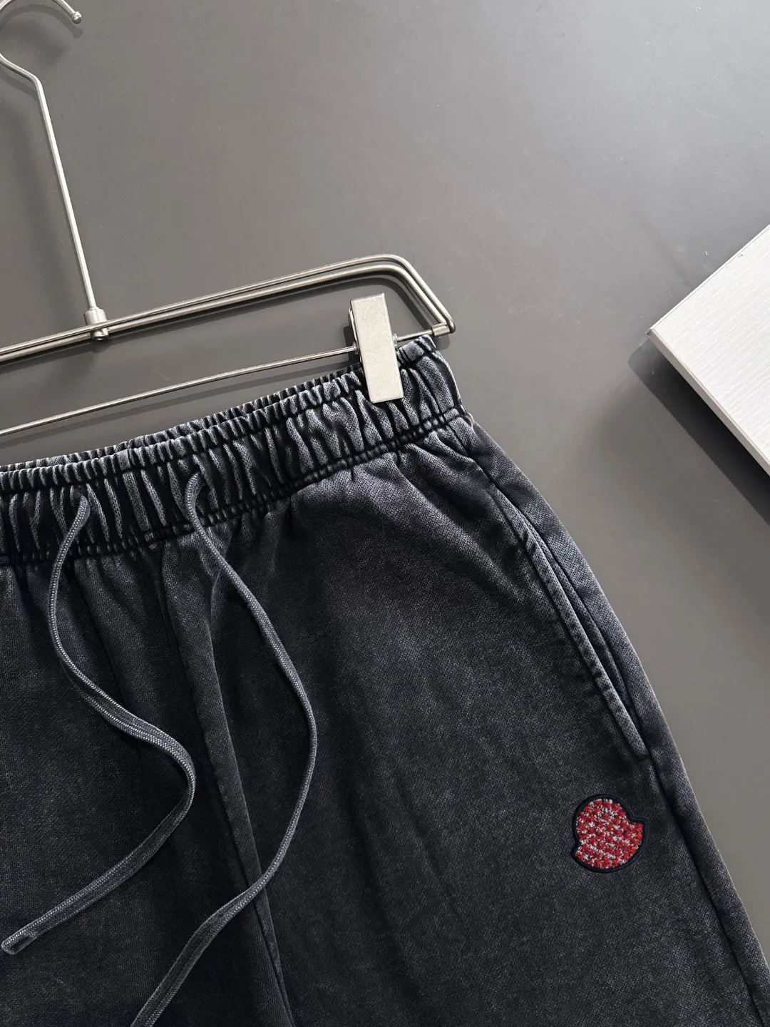 Next day shipment P360 MONCLER/Mongoose Exclusive first release of 25ss autumn and winter new high-quality trousers Compare real-life details at will A perfect choice for autumn and winter. A must-have item. Loose fit. Please refer to the size chart when placing an order: S to XXL (or state your height and weight when placing an order)