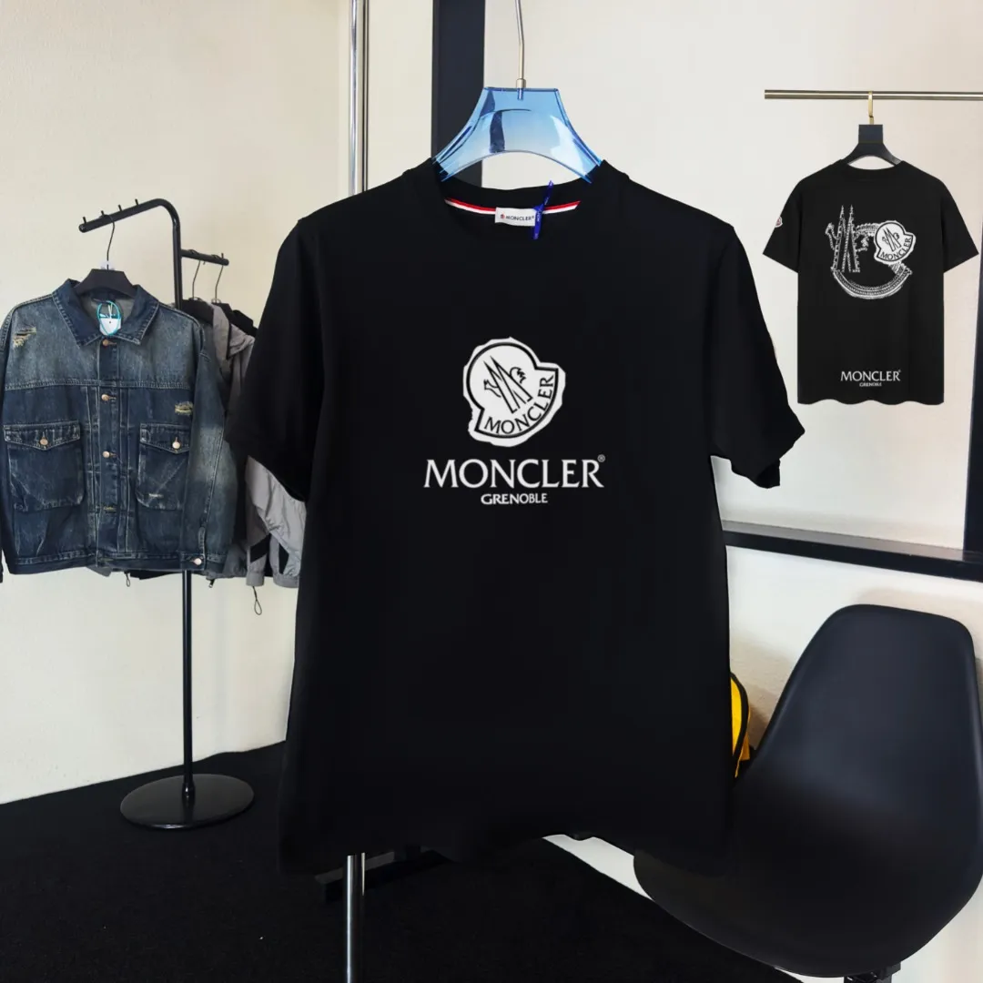 P140 Upgraded version "Mobile phone smart sensor ~ NFC chip armband ~ Direct access to the official website for anti-counterfeiting" "Moncler ~ Mouth Mouth" 2025 new high-quality round neck short-sleeved T-shirt. The cuffs have imported embroidered labels. Customized dyeing, very comfortable to touch. Super versatile and good-looking short-sleeved. Complete with three labels. Non-market ordinary version. Feel free to compare. Quality is absolutely guaranteed! ‼ First of all, this original fabric is all custom-woven with 32-count double yarn fabric, 250G, and the weight is the same‼ Fine workmanship, double waistcoat method, double waistcoat method, double waistcoat method makes the whole dress more three-dimensional, which is not a craft that ordinary T-shirts can achieve🤪 Size: S-M-L-XL-2XL Color: black, white, apricot, same style for men and women