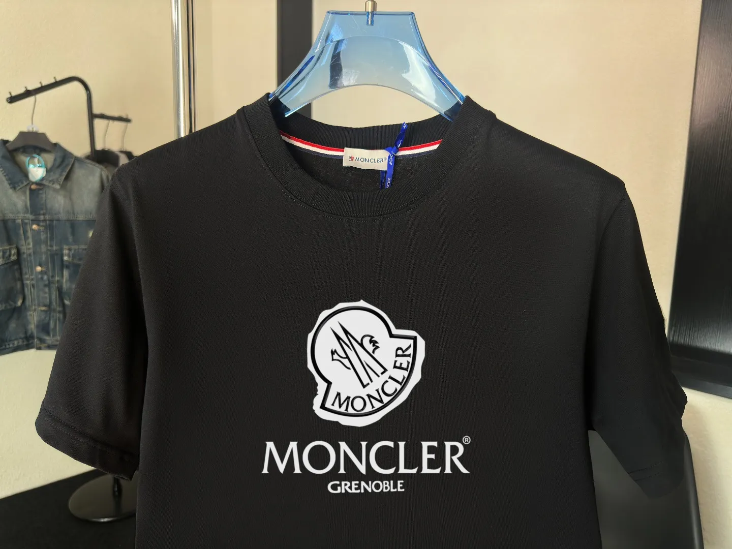 P140 Upgraded version "Mobile phone smart sensor ~ NFC chip armband ~ Direct access to the official website for anti-counterfeiting" "Moncler ~ Mouth Mouth" 2025 new high-quality round neck short-sleeved T-shirt. The cuffs have imported embroidered labels. Customized dyeing, very comfortable to touch. Super versatile and good-looking short-sleeved. Complete with three labels. Non-market ordinary version. Feel free to compare. Quality is absolutely guaranteed! ‼ First of all, this original fabric is all custom-woven with 32-count double yarn fabric, 250G, and the weight is the same‼ Fine workmanship, double waistcoat method, double waistcoat method, double waistcoat method makes the whole dress more three-dimensional, which is not a craft that ordinary T-shirts can achieve🤪 Size: S-M-L-XL-2XL Color: black, white, apricot, same style for men and women