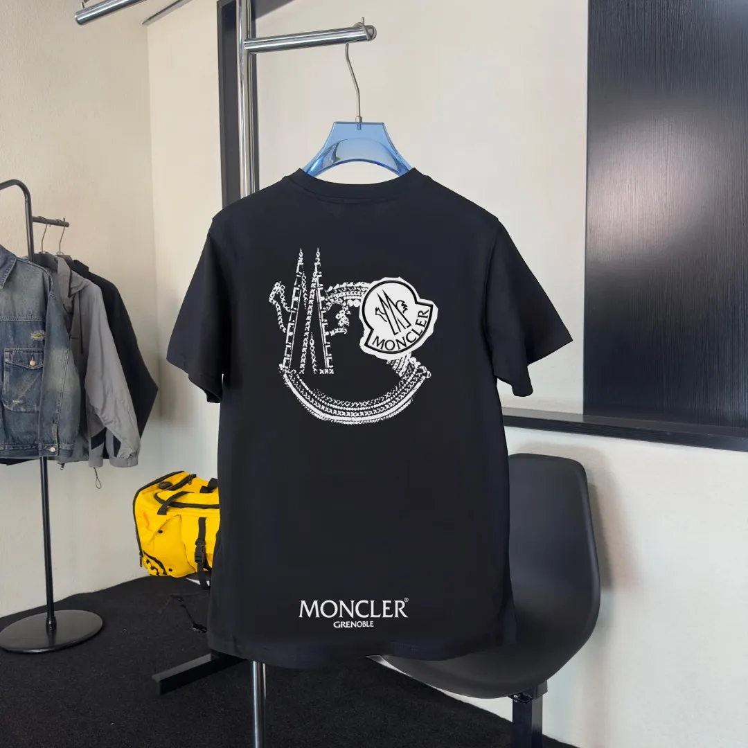 P140 Upgraded version "Mobile phone smart sensor ~ NFC chip armband ~ Direct access to the official website for anti-counterfeiting" "Moncler ~ Mouth Mouth" 2025 new high-quality round neck short-sleeved T-shirt. The cuffs have imported embroidered labels. Customized dyeing, very comfortable to touch. Super versatile and good-looking short-sleeved. Complete with three labels. Non-market ordinary version. Feel free to compare. Quality is absolutely guaranteed! ‼ First of all, this original fabric is all custom-woven with 32-count double yarn fabric, 250G, and the weight is the same‼ Fine workmanship, double waistcoat method, double waistcoat method, double waistcoat method makes the whole dress more three-dimensional, which is not a craft that ordinary T-shirts can achieve🤪 Size: S-M-L-XL-2XL Color: black, white, apricot, same style for men and women