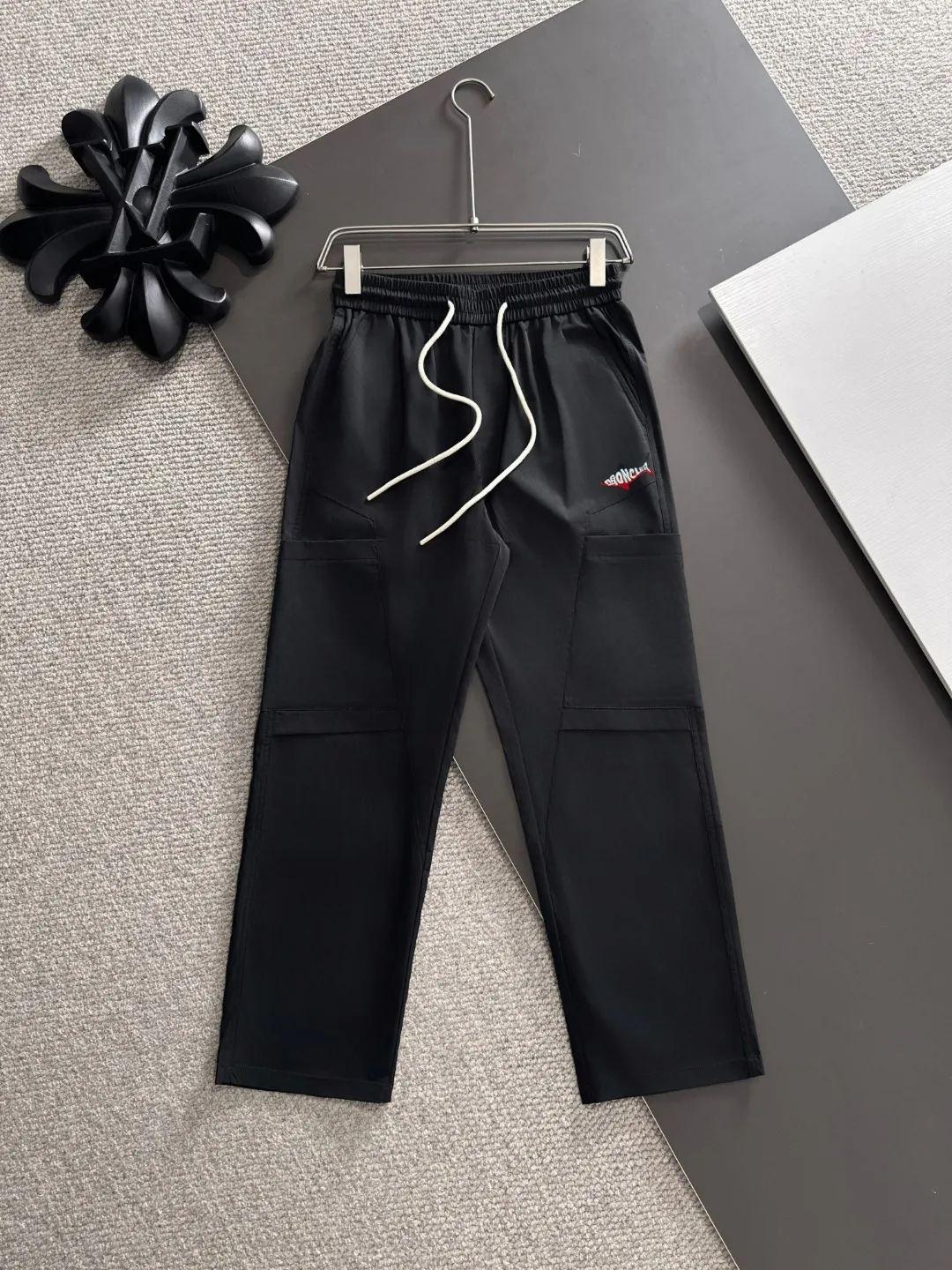 Next day shipment P360 MONCLER/Mongoose Exclusive first release of 25ss autumn and winter new high-quality trousers Compare real-life details at will A perfect choice for autumn and winter, a must-have item. Sizes: M to 3XL (please state your height and weight when placing an order)