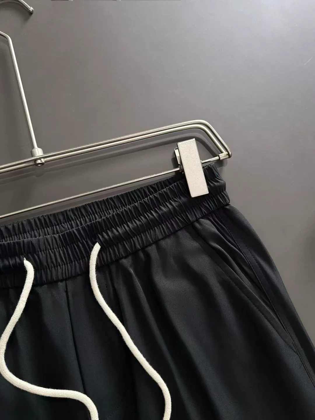 Next day shipment P360 MONCLER/Mongoose Exclusive first release of 25ss autumn and winter new high-quality trousers Compare real-life details at will A perfect choice for autumn and winter, a must-have item. Sizes: M to 3XL (please state your height and weight when placing an order)