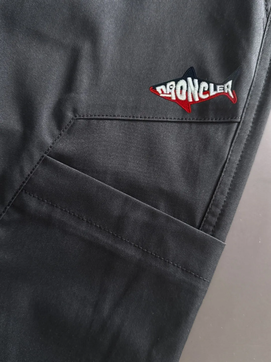 Next day shipment P360 MONCLER/Mongoose Exclusive first release of 25ss autumn and winter new high-quality trousers Compare real-life details at will A perfect choice for autumn and winter, a must-have item. Sizes: M to 3XL (please state your height and weight when placing an order)
