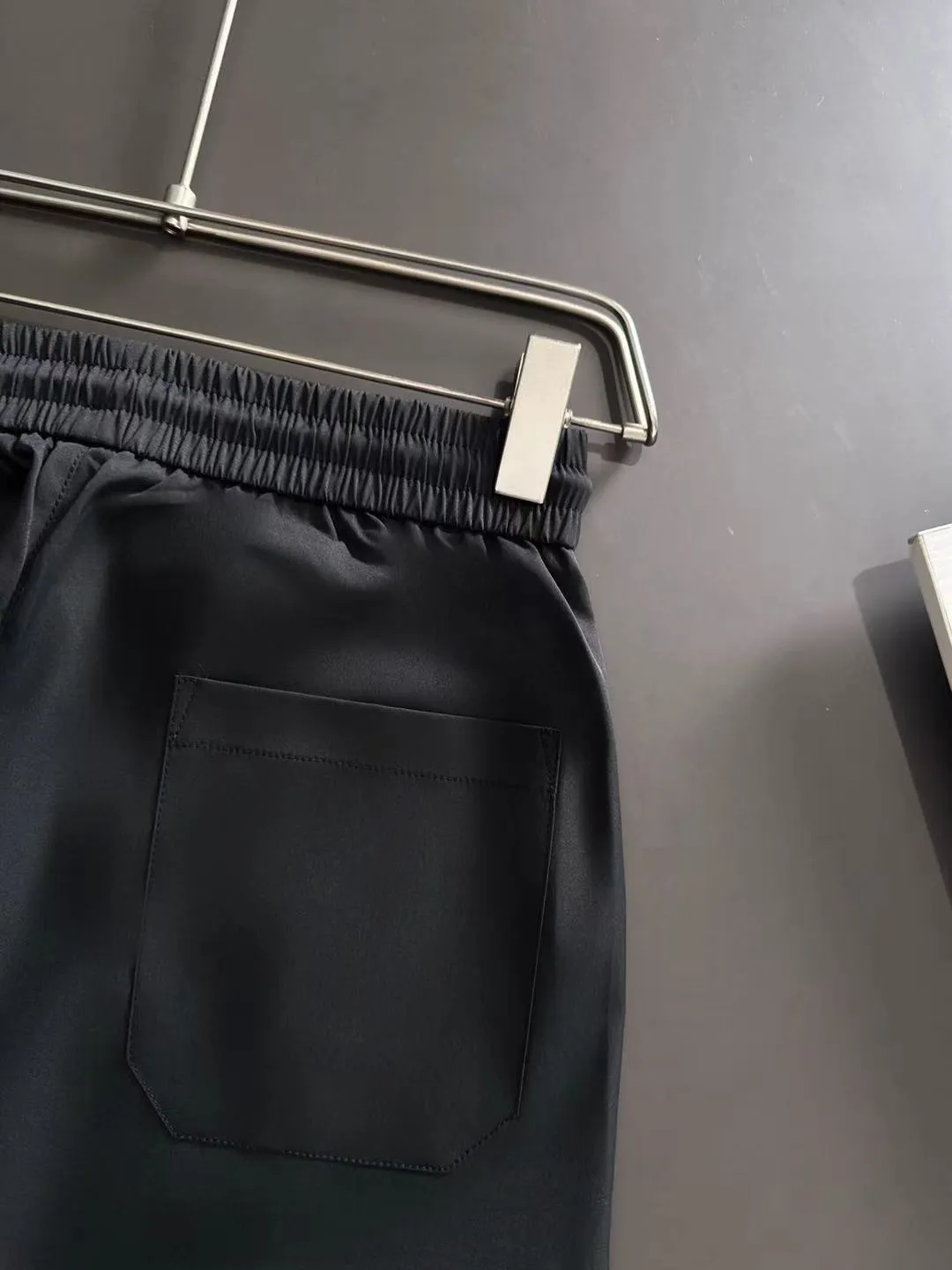 Next day shipment P360 MONCLER/Mongoose Exclusive first release of 25ss autumn and winter new high-quality trousers Compare real-life details at will A perfect choice for autumn and winter, a must-have item. Sizes: M to 3XL (please state your height and weight when placing an order)