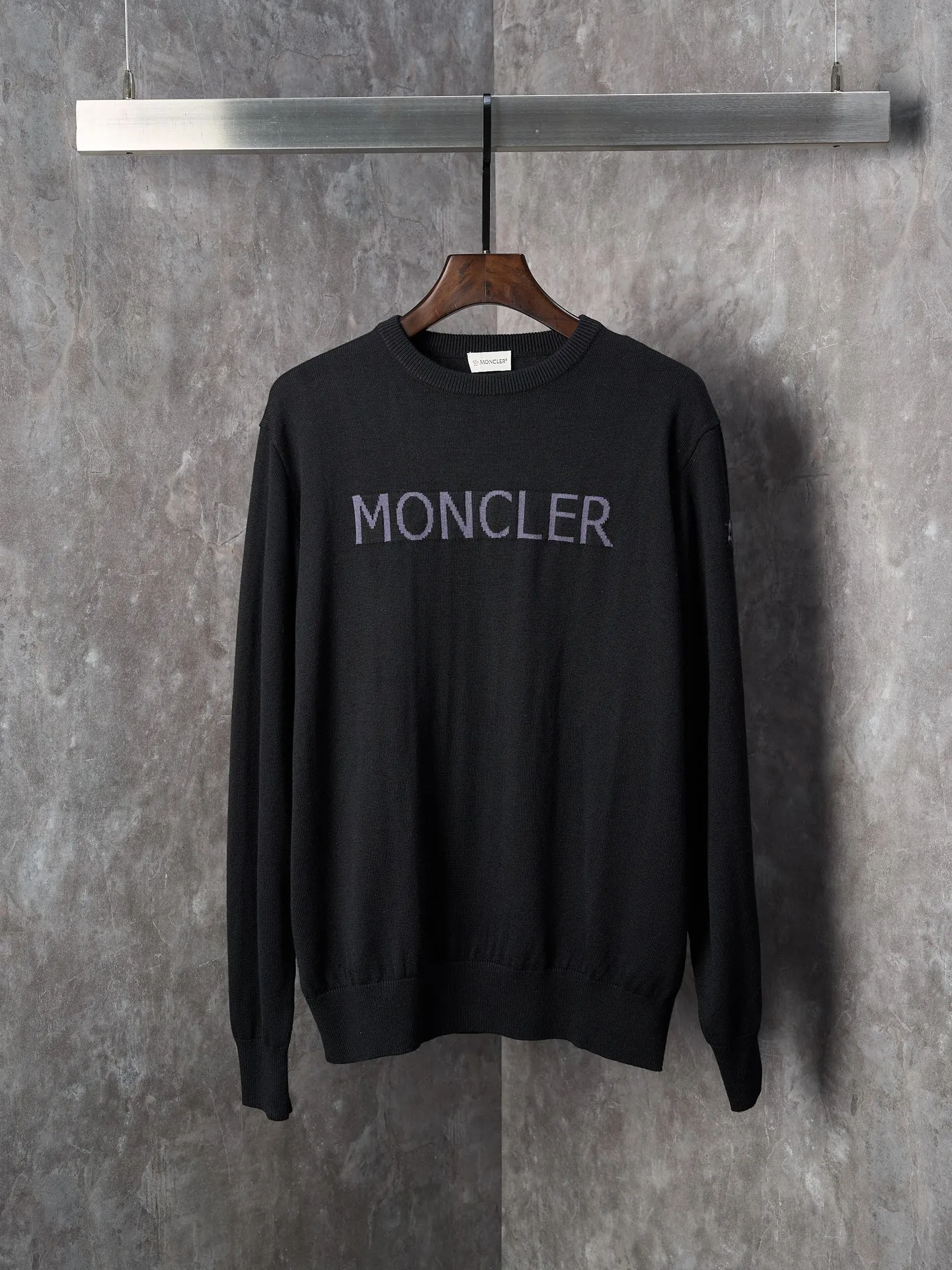 P420 Actual item hanging] MONCLER/Mask LOGO letter jacquard round neck sweater [Ready stock] S M L XL fabric is made of wool blended fabric, mainly 95% wool, combined with 4% nylon and 1% spandex. The main body of wool ensures the warmth and comfort of the clothing. The addition of a small amount of nylon and spandex significantly improves the elasticity and wear resistance. The ribbed decorative parts are made of 100% wool, which further enhances the texture and wearing experience.  Through the high needle count and fine gauge loom, combined with the orderly direction of the internal yarn, the floating yarn is cleverly woven and stored, with almost no unnecessary thread mess. The color switching of each group of letters is synchronized with the knitting needle in milliseconds, forming an exquisite jacquard letter LOGO decoration on the chest.