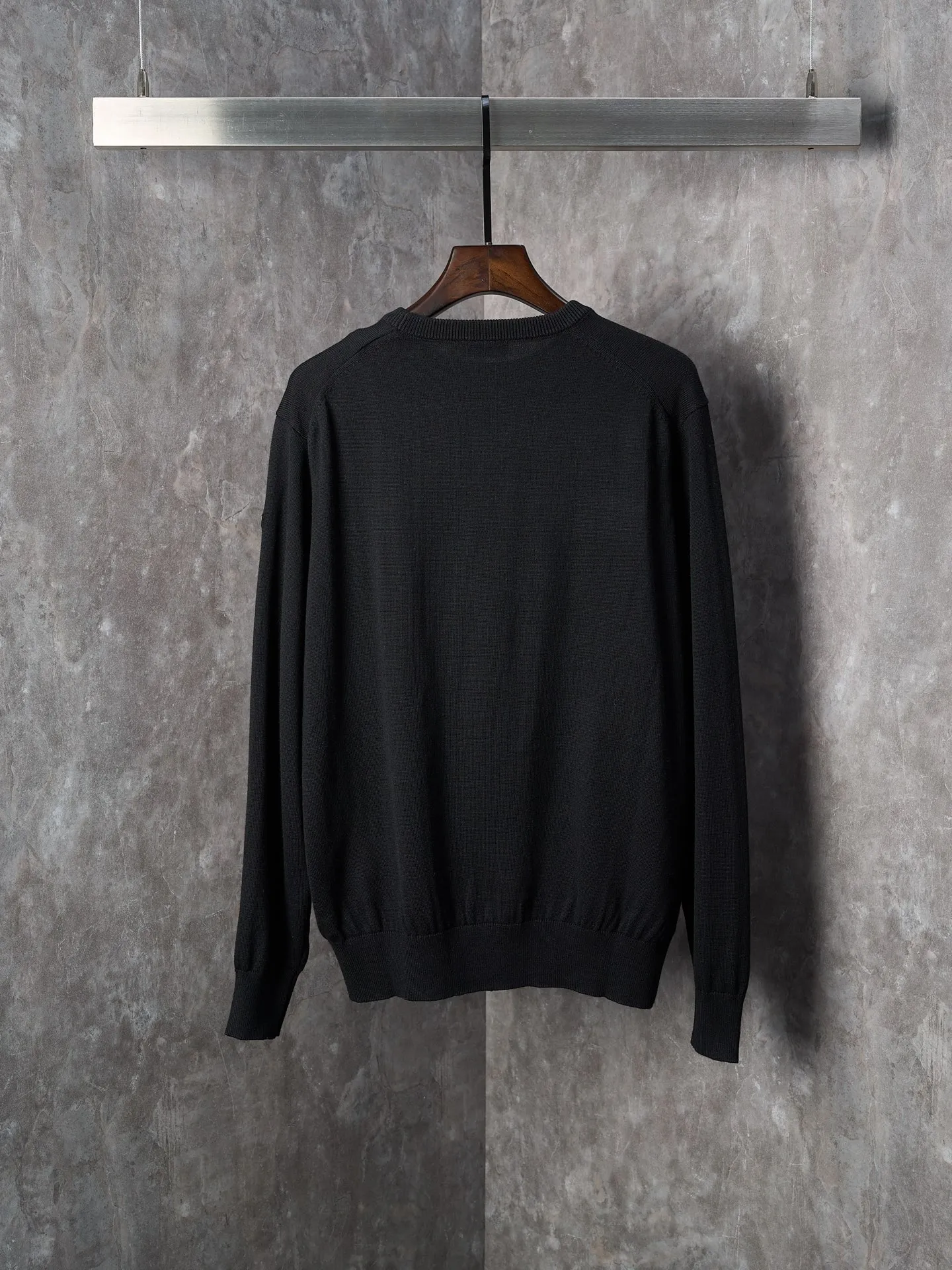 P420 Actual item hanging] MONCLER/Mask LOGO letter jacquard round neck sweater [Ready stock] S M L XL fabric is made of wool blended fabric, mainly 95% wool, combined with 4% nylon and 1% spandex. The main body of wool ensures the warmth and comfort of the clothing. The addition of a small amount of nylon and spandex significantly improves the elasticity and wear resistance. The ribbed decorative parts are made of 100% wool, which further enhances the texture and wearing experience.  Through the high needle count and fine gauge loom, combined with the orderly direction of the internal yarn, the floating yarn is cleverly woven and stored, with almost no unnecessary thread mess. The color switching of each group of letters is synchronized with the knitting needle in milliseconds, forming an exquisite jacquard letter LOGO decoration on the chest.