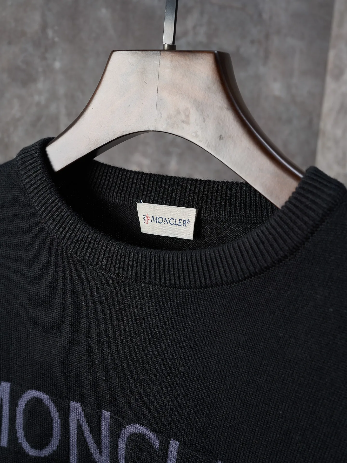 P420 Actual item hanging] MONCLER/Mask LOGO letter jacquard round neck sweater [Ready stock] S M L XL fabric is made of wool blended fabric, mainly 95% wool, combined with 4% nylon and 1% spandex. The main body of wool ensures the warmth and comfort of the clothing. The addition of a small amount of nylon and spandex significantly improves the elasticity and wear resistance. The ribbed decorative parts are made of 100% wool, which further enhances the texture and wearing experience.  Through the high needle count and fine gauge loom, combined with the orderly direction of the internal yarn, the floating yarn is cleverly woven and stored, with almost no unnecessary thread mess. The color switching of each group of letters is synchronized with the knitting needle in milliseconds, forming an exquisite jacquard letter LOGO decoration on the chest.