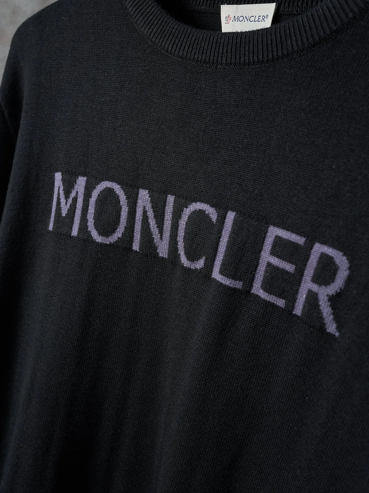 P420 Actual item hanging] MONCLER/Mask LOGO letter jacquard round neck sweater [Ready stock] S M L XL fabric is made of wool blended fabric, mainly 95% wool, combined with 4% nylon and 1% spandex. The main body of wool ensures the warmth and comfort of the clothing. The addition of a small amount of nylon and spandex significantly improves the elasticity and wear resistance. The ribbed decorative parts are made of 100% wool, which further enhances the texture and wearing experience.  Through the high needle count and fine gauge loom, combined with the orderly direction of the internal yarn, the floating yarn is cleverly woven and stored, with almost no unnecessary thread mess. The color switching of each group of letters is synchronized with the knitting needle in milliseconds, forming an exquisite jacquard letter LOGO decoration on the chest.