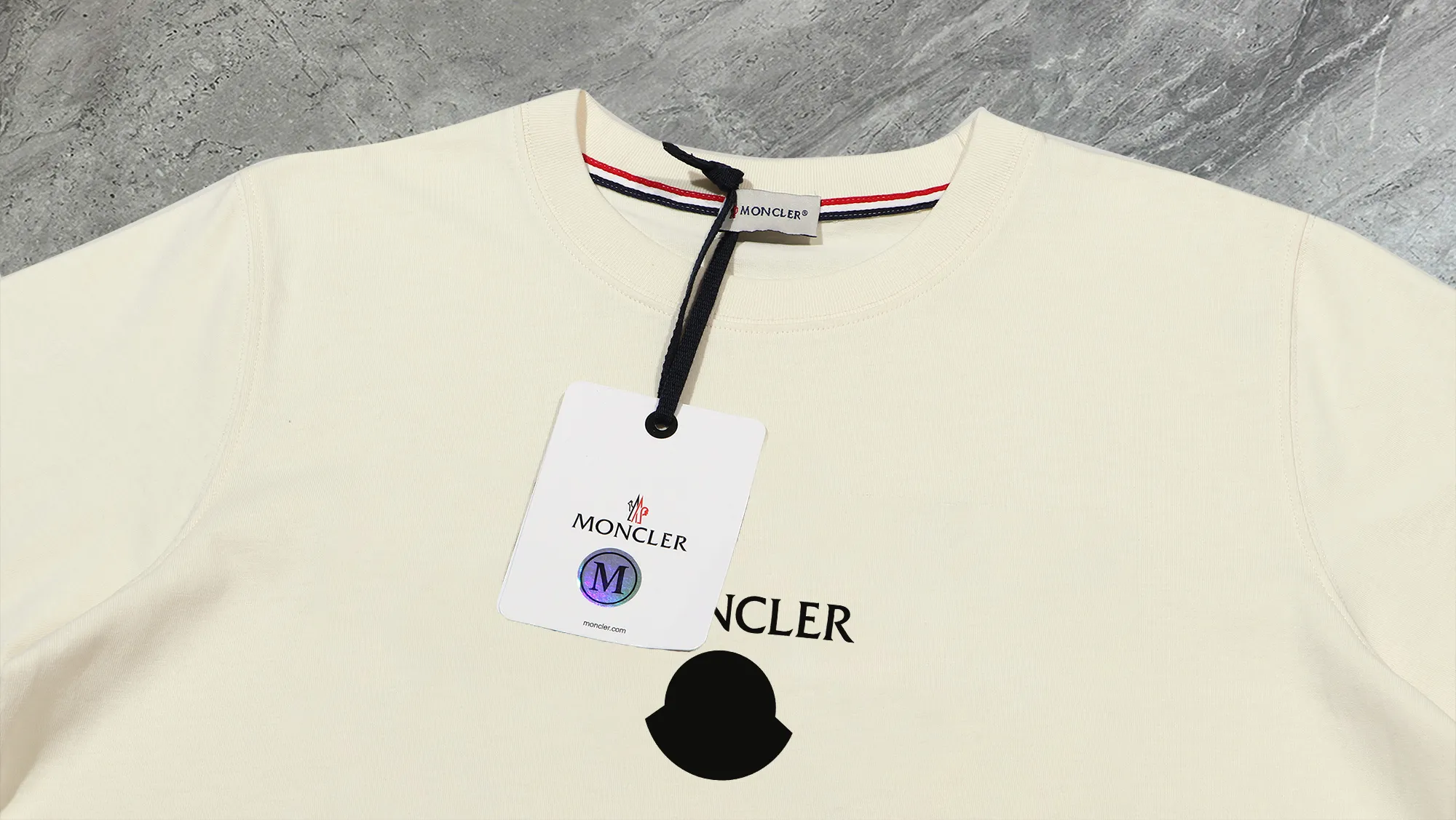 P140 💰Upgraded version "Mobile phone smart sensor ~ NFC chip armband ~ direct access to the official website for anti-counterfeiting" "Moncler ~ Mouth Mouth" 2025 new high-quality round neck short-sleeved T-shirt. The cuffs have imported embroidered labels. Customized dyeing, very comfortable to touch. Super versatile and good-looking short-sleeved. Complete with three labels. Non-market ordinary version. Feel free to compare. Quality is absolutely guaranteed! ‼ First of all, this original fabric is all custom-woven with 32-count double yarn fabric, 250G, and the weight is the same‼ Fine workmanship, double waistcoat method, double waistcoat method, double waistcoat method makes the whole dress more three-dimensional, which is not a craft that ordinary T-shirts can achieve🤪 Size: S-M-L-XL-2XL Color: black, white, apricot, same style for men and women
