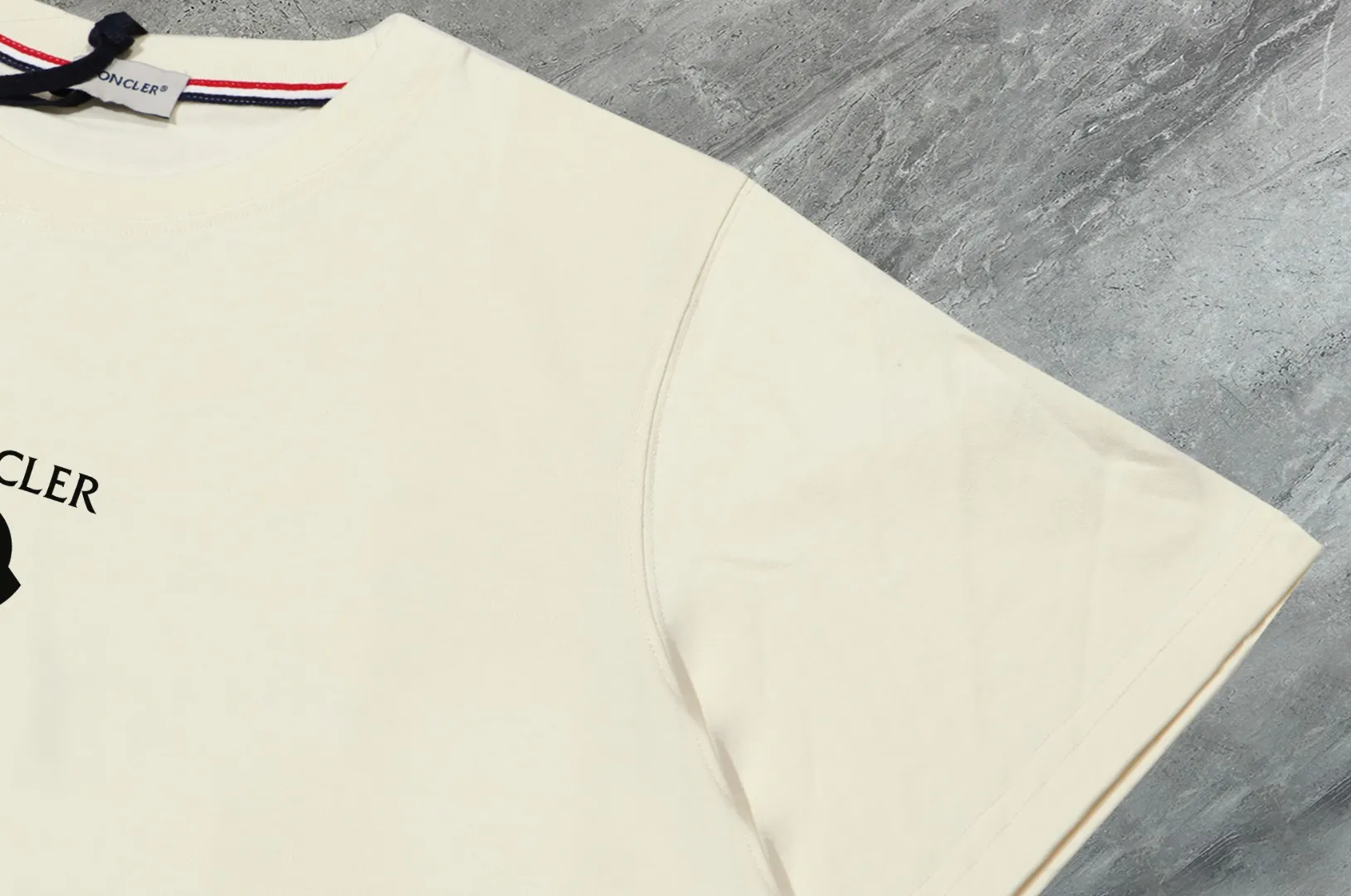 P140 💰Upgraded version "Mobile phone smart sensor ~ NFC chip armband ~ direct access to the official website for anti-counterfeiting" "Moncler ~ Mouth Mouth" 2025 new high-quality round neck short-sleeved T-shirt. The cuffs have imported embroidered labels. Customized dyeing, very comfortable to touch. Super versatile and good-looking short-sleeved. Complete with three labels. Non-market ordinary version. Feel free to compare. Quality is absolutely guaranteed! ‼ First of all, this original fabric is all custom-woven with 32-count double yarn fabric, 250G, and the weight is the same‼ Fine workmanship, double waistcoat method, double waistcoat method, double waistcoat method makes the whole dress more three-dimensional, which is not a craft that ordinary T-shirts can achieve🤪 Size: S-M-L-XL-2XL Color: black, white, apricot, same style for men and women