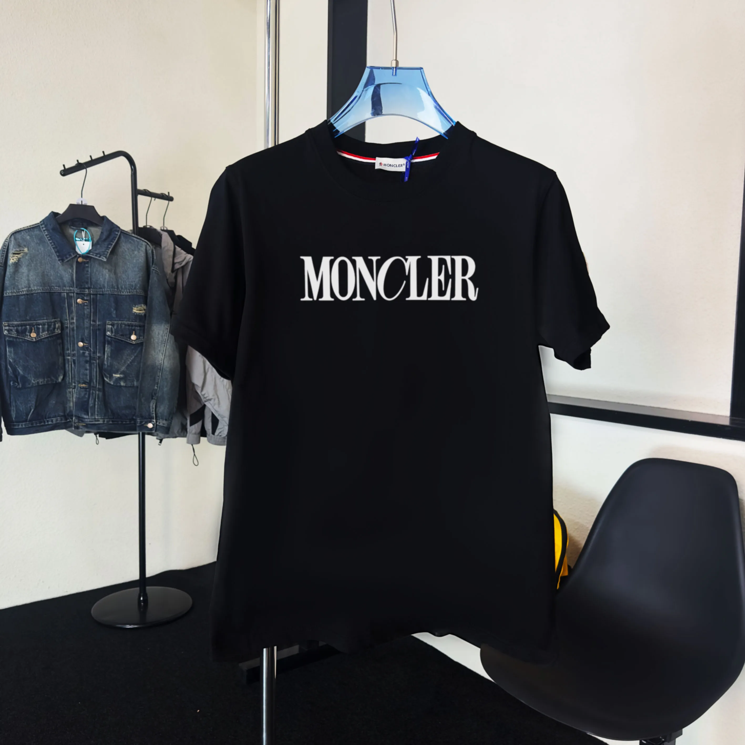 P140 Upgraded version "Mobile phone smart sensor ~ NFC chip armband ~ Direct access to the official website for anti-counterfeiting" "Moncler ~ Mouth Mouth" 2025 new high-quality round neck short-sleeved T-shirt. The cuffs have imported embroidered labels. Customized dyeing, very comfortable to touch. Super versatile and good-looking short-sleeved. Complete with three labels. Non-market ordinary version. Feel free to compare. Quality is absolutely guaranteed! ‼ First of all, this original fabric is all custom-woven with 32-count double yarn fabric, 250G, and the weight is the same‼ Fine workmanship, double waistcoat method, double waistcoat method, double waistcoat method makes the whole dress more three-dimensional, which is not a craft that ordinary T-shirts can achieve🤪 Size: S-M-L-XL-2XL Color: black, white, apricot, same style for men and women