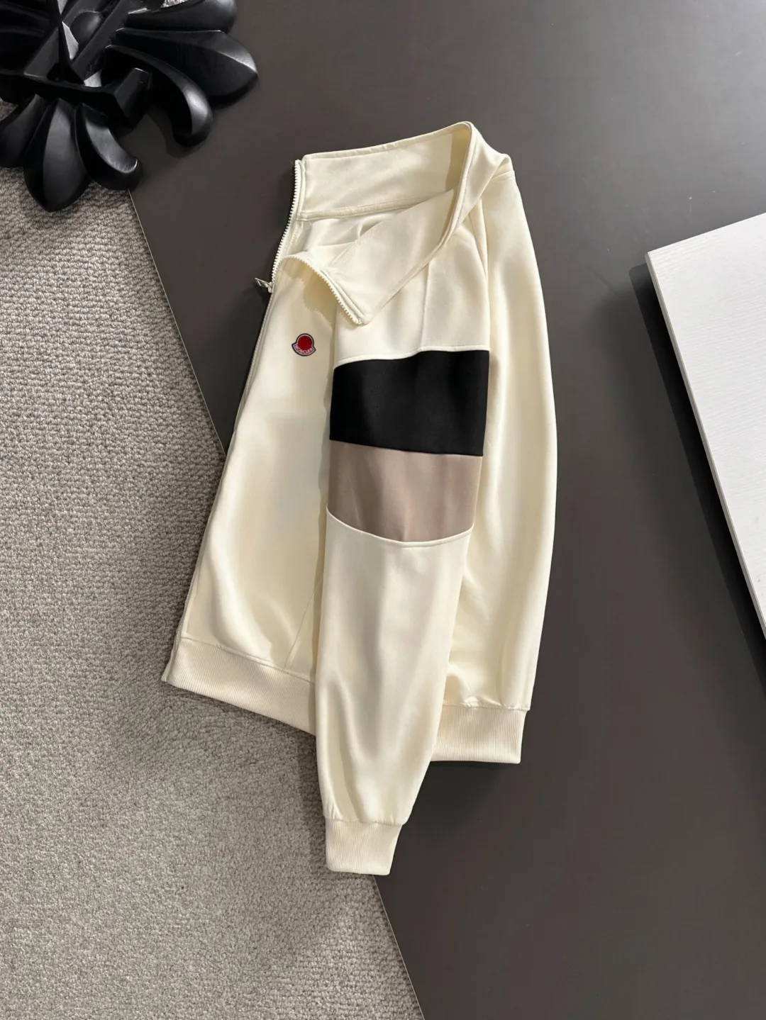 Next day shipping P720 MONCLER/Mongolian high quality 2025 autumn and winter new casual heavy industry suit exclusively developed by yb! High quality production! The top version of the trading company channel order, external orders for imported custom fabrics, high breathability and comfort, impeccable details, absolutely worth buying! This type of suit is also a must-have for lazy people. You don’t have to think about how to match it, you can just get it in one set! Brand element design concept, delicate and soft feel! It presents a casual cut and the upper body shape is great! On sale simultaneously on the official website! From a high-end men's positioning brand, the low-key luxury taste is irresistible! Exquisite workmanship and impeccable quality! The overall style is simple, fashionable and timeless, fully meeting the requirements of stylish and tasteful dressing! Size: M to 4XL (or state your height and weight when placing an order)