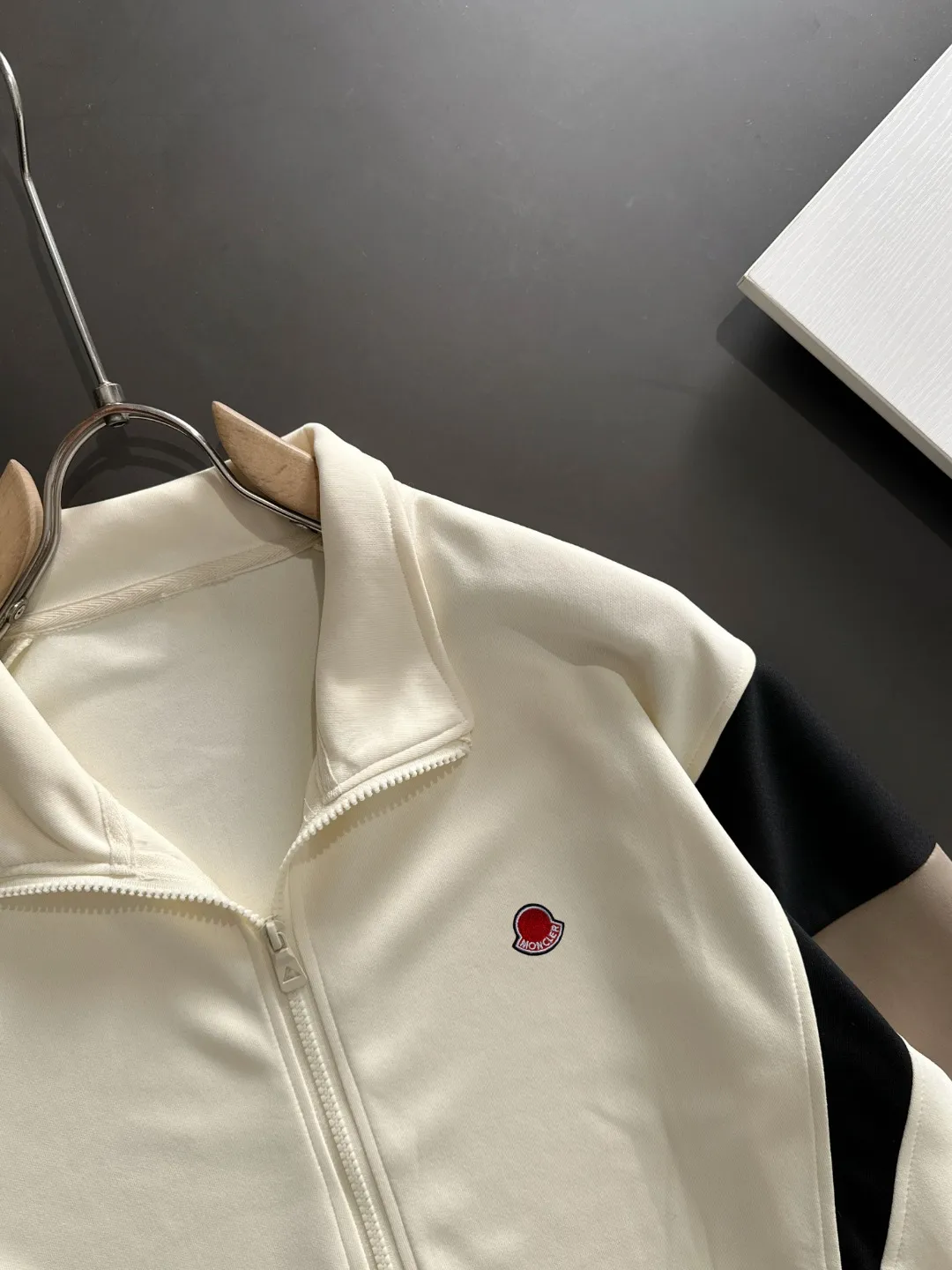 Next day shipping P720 MONCLER/Mongolian high quality 2025 autumn and winter new casual heavy industry suit exclusively developed by yb! High quality production! The top version of the trading company channel order, external orders for imported custom fabrics, high breathability and comfort, impeccable details, absolutely worth buying! This type of suit is also a must-have for lazy people. You don’t have to think about how to match it, you can just get it in one set! Brand element design concept, delicate and soft feel! It presents a casual cut and the upper body shape is great! On sale simultaneously on the official website! From a high-end men's positioning brand, the low-key luxury taste is irresistible! Exquisite workmanship and impeccable quality! The overall style is simple, fashionable and timeless, fully meeting the requirements of stylish and tasteful dressing! Size: M to 4XL (or state your height and weight when placing an order)