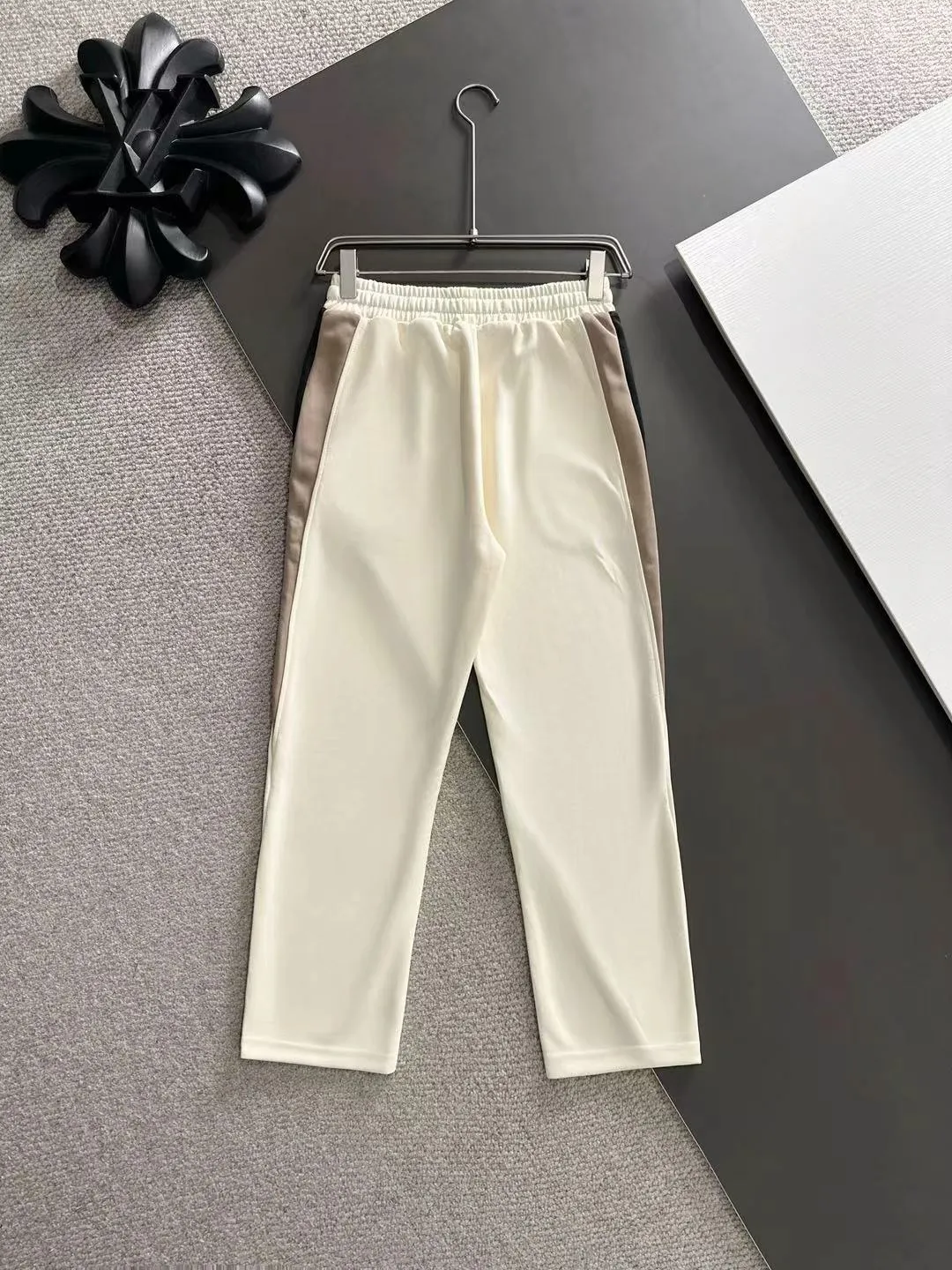 Next day shipping P720 MONCLER/Mongolian high quality 2025 autumn and winter new casual heavy industry suit exclusively developed by yb! High quality production! The top version of the trading company channel order, external orders for imported custom fabrics, high breathability and comfort, impeccable details, absolutely worth buying! This type of suit is also a must-have for lazy people. You don’t have to think about how to match it, you can just get it in one set! Brand element design concept, delicate and soft feel! It presents a casual cut and the upper body shape is great! On sale simultaneously on the official website! From a high-end men's positioning brand, the low-key luxury taste is irresistible! Exquisite workmanship and impeccable quality! The overall style is simple, fashionable and timeless, fully meeting the requirements of stylish and tasteful dressing! Size: M to 4XL (or state your height and weight when placing an order)