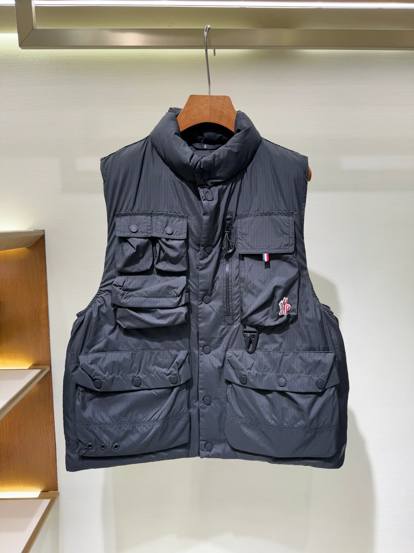 P1120 Moncler Grenoble Tongass Outdoor Down Jacket Moncler Grenoble Tongass is a simple and comfortable stand-up collar single-breasted sleeveless down jacket with multi-pocket design, outdoor sports series, and added waterproof performance. (Supports NFC function) Fabric: Base fabric: 70% polyester, 30% nylon Lining: 100% polyester, front and back filled with down (90 white goose down) Size: 1 2 3 4 4445070