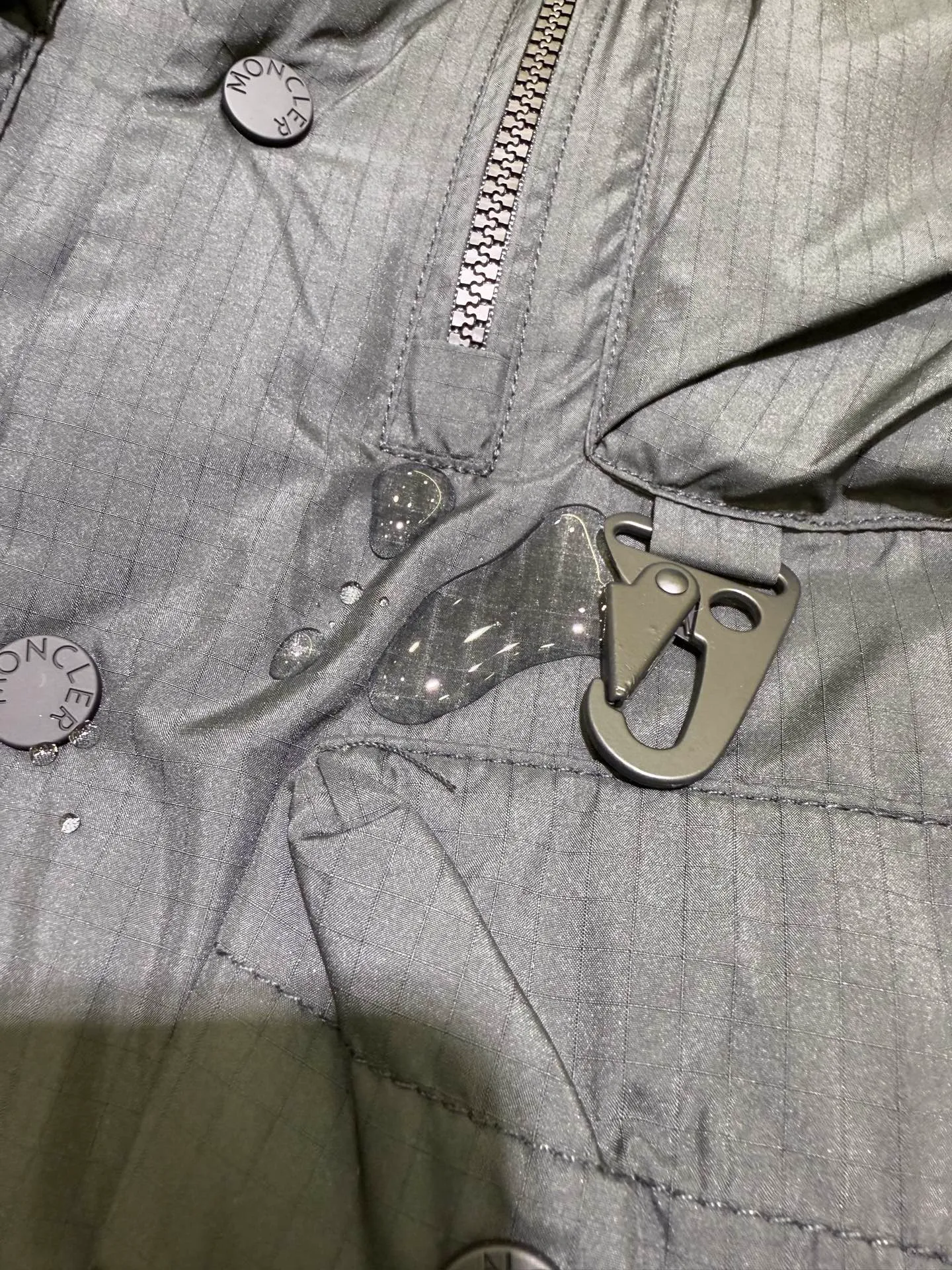 P1120 Moncler Grenoble Tongass Outdoor Down Jacket Moncler Grenoble Tongass is a simple and comfortable stand-up collar single-breasted sleeveless down jacket with multi-pocket design, outdoor sports series, and added waterproof performance. (Supports NFC function) Fabric: Base fabric: 70% polyester, 30% nylon Lining: 100% polyester, front and back filled with down (90 white goose down) Size: 1 2 3 4 4445070