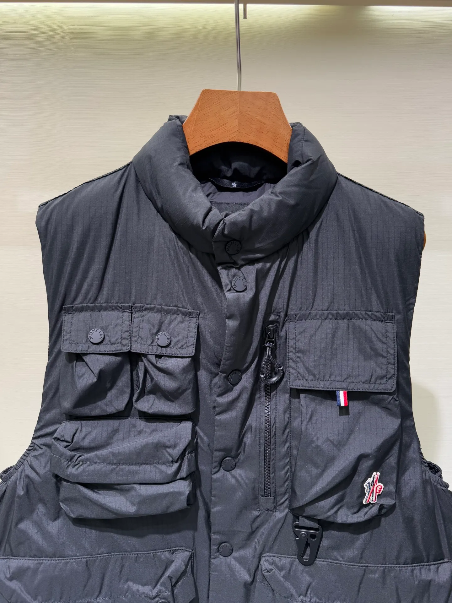 P1120 Moncler Grenoble Tongass Outdoor Down Jacket Moncler Grenoble Tongass is a simple and comfortable stand-up collar single-breasted sleeveless down jacket with multi-pocket design, outdoor sports series, and added waterproof performance. (Supports NFC function) Fabric: Base fabric: 70% polyester, 30% nylon Lining: 100% polyester, front and back filled with down (90 white goose down) Size: 1 2 3 4 4445070