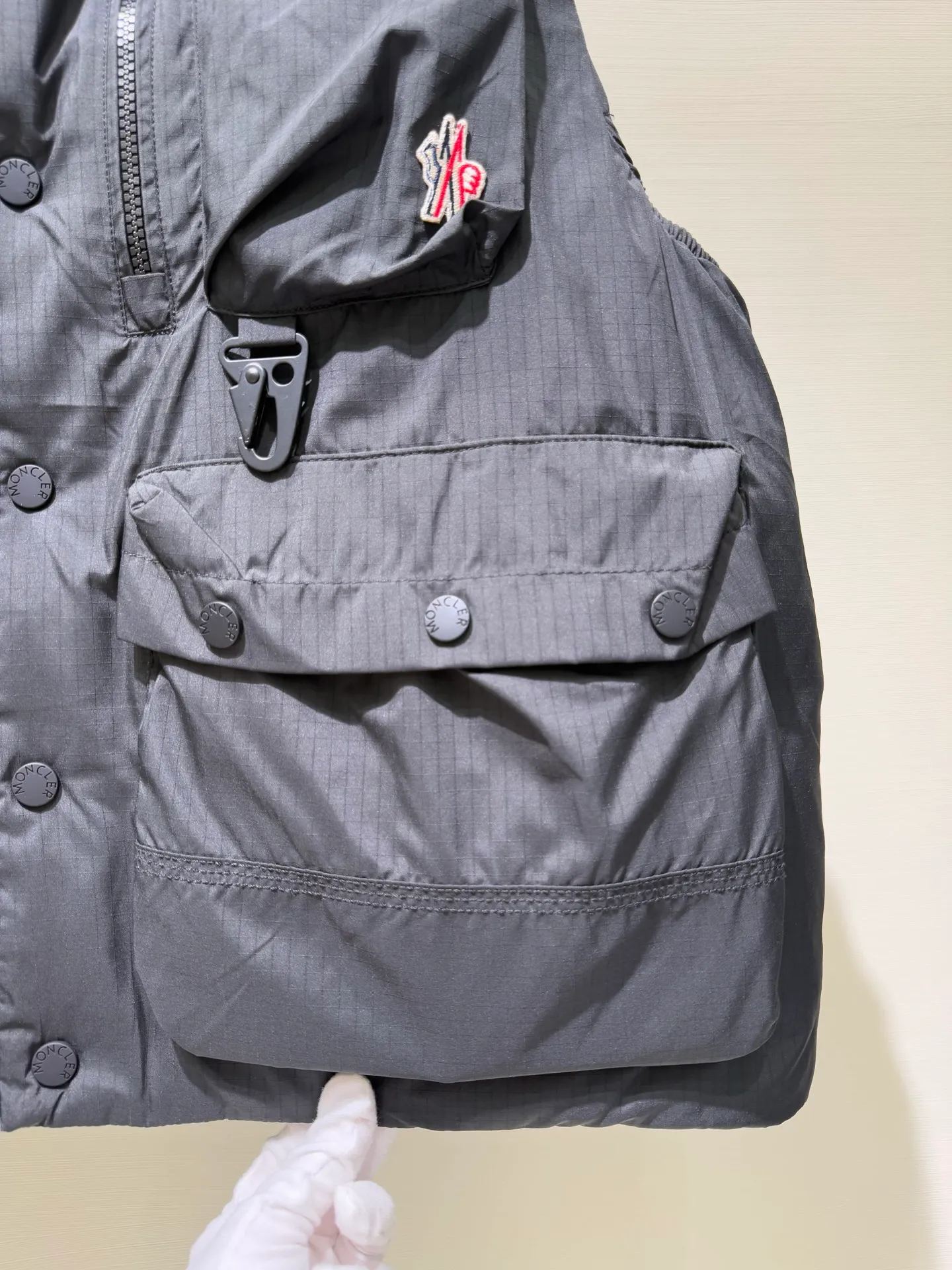 P1120 Moncler Grenoble Tongass Outdoor Down Jacket Moncler Grenoble Tongass is a simple and comfortable stand-up collar single-breasted sleeveless down jacket with multi-pocket design, outdoor sports series, and added waterproof performance. (Supports NFC function) Fabric: Base fabric: 70% polyester, 30% nylon Lining: 100% polyester, front and back filled with down (90 white goose down) Size: 1 2 3 4 4445070