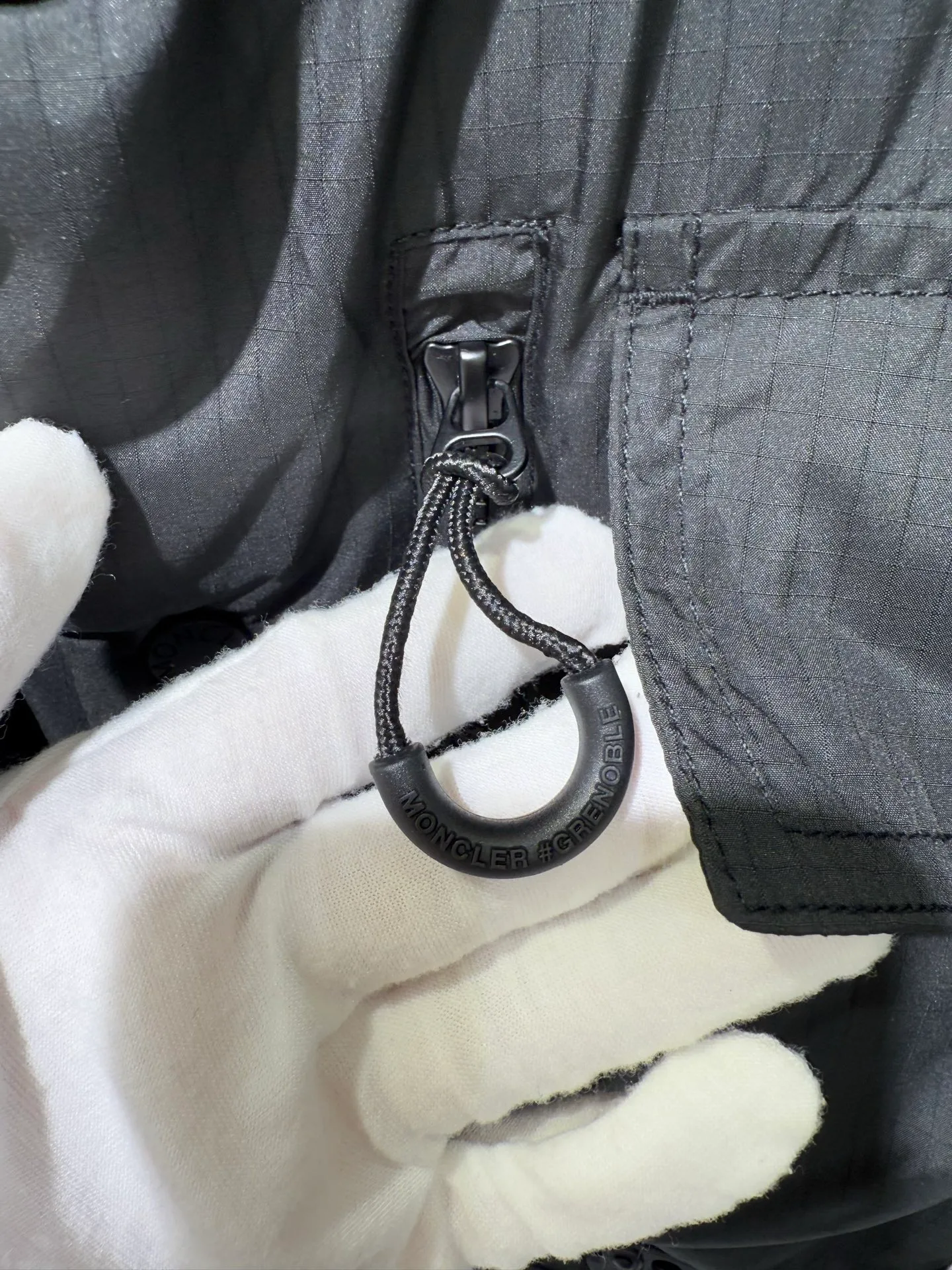 P1120 Moncler Grenoble Tongass Outdoor Down Jacket Moncler Grenoble Tongass is a simple and comfortable stand-up collar single-breasted sleeveless down jacket with multi-pocket design, outdoor sports series, and added waterproof performance. (Supports NFC function) Fabric: Base fabric: 70% polyester, 30% nylon Lining: 100% polyester, front and back filled with down (90 white goose down) Size: 1 2 3 4 4445070