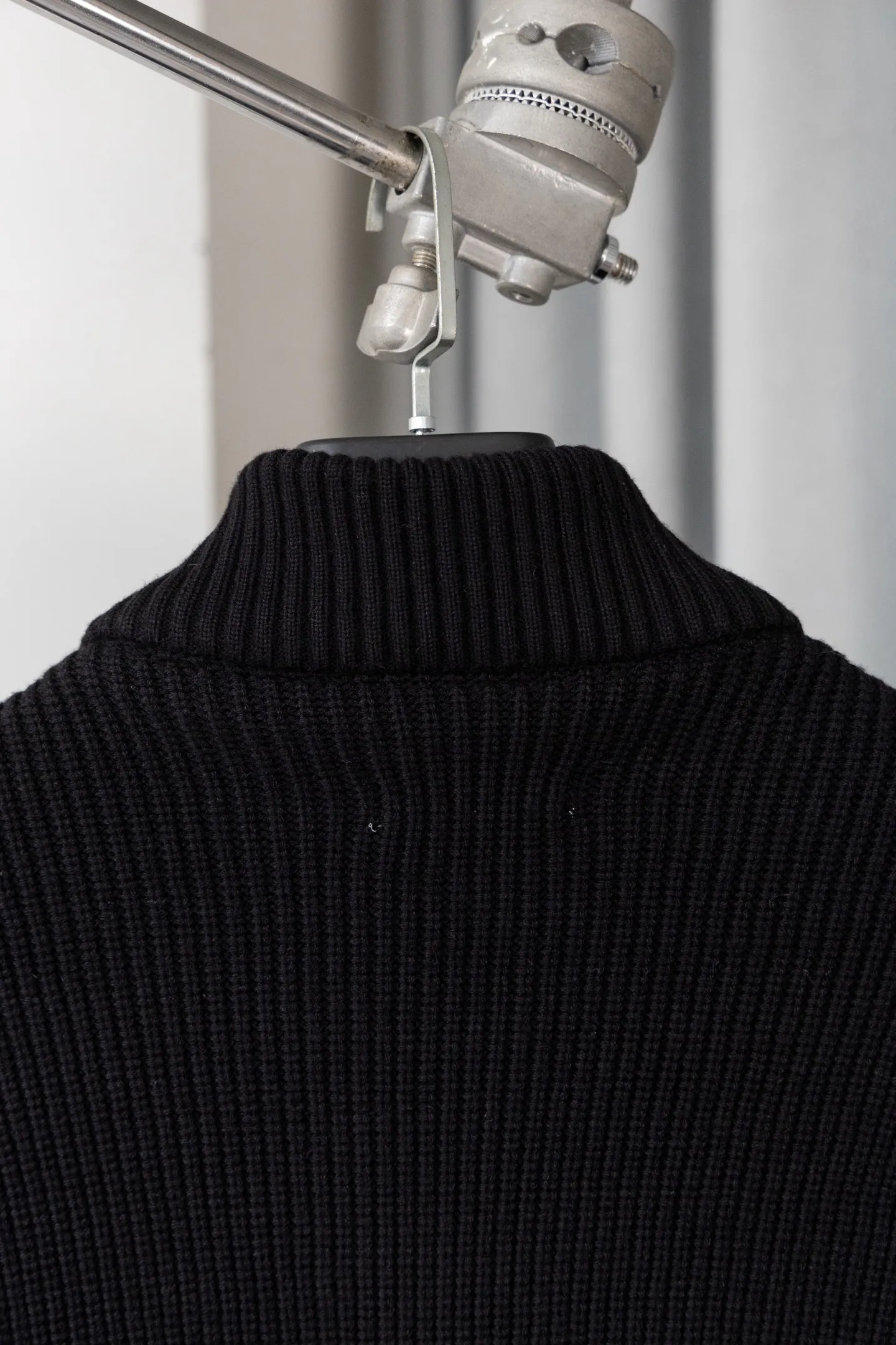 P560 Style number: M046 This is a knitted patchwork down jacket from Moncler. It combines the brand's high-end outdoor genes and fashion design. It is a luxurious item with both warmth and style in autumn and winter. Design highlights: Material splicing: Pure wool knitted sleeves are spliced ​​with a down front filled with 90 white duck down. The knitted part is soft and breathable, and the down part is fluffy and warm, achieving a dual fusion of style and function.  Detailed logo: The iconic Moncler badge pocket on the left arm is a classic embodiment of brand recognition; the stand-up collar design with a two-way zipper not only improves warmth, but also strengthens the neat styling.  Color embellishment: The contrasting red and blue stripes on the cuffs and hem inject vitality into the overall black tone, adding a retro college style charm. Craftsmanship and Quality: The down filling follows the European standard 90 down standard, with excellent fluffiness and down filling, with almost no stiff feeling. At the same time, it adopts the "line first and then separate down filling" process. The four-layer liner effectively prevents down from being drilled, and can maintain warmth even after long-term wear.  The knitted part is made of high-quality wool, which has a delicate touch and is not easily deformed. The splicing process with the down fabric is rigorous, showing a high-end texture level.  Style and Wearing This down jacket is based on the classic college style. The slim straight version can modify the body line and can be easily adapted to a variety of styles: it can be paired with jeans and casual shoes for a casual look on a daily basis. It can also be upgraded to an urban light luxury style by layering it with a turtleneck sweater inside and a suit outside. It is a key item in the winter wardrobe that is both practical and fashionable. Color: black, navy blue, sizes S-XL