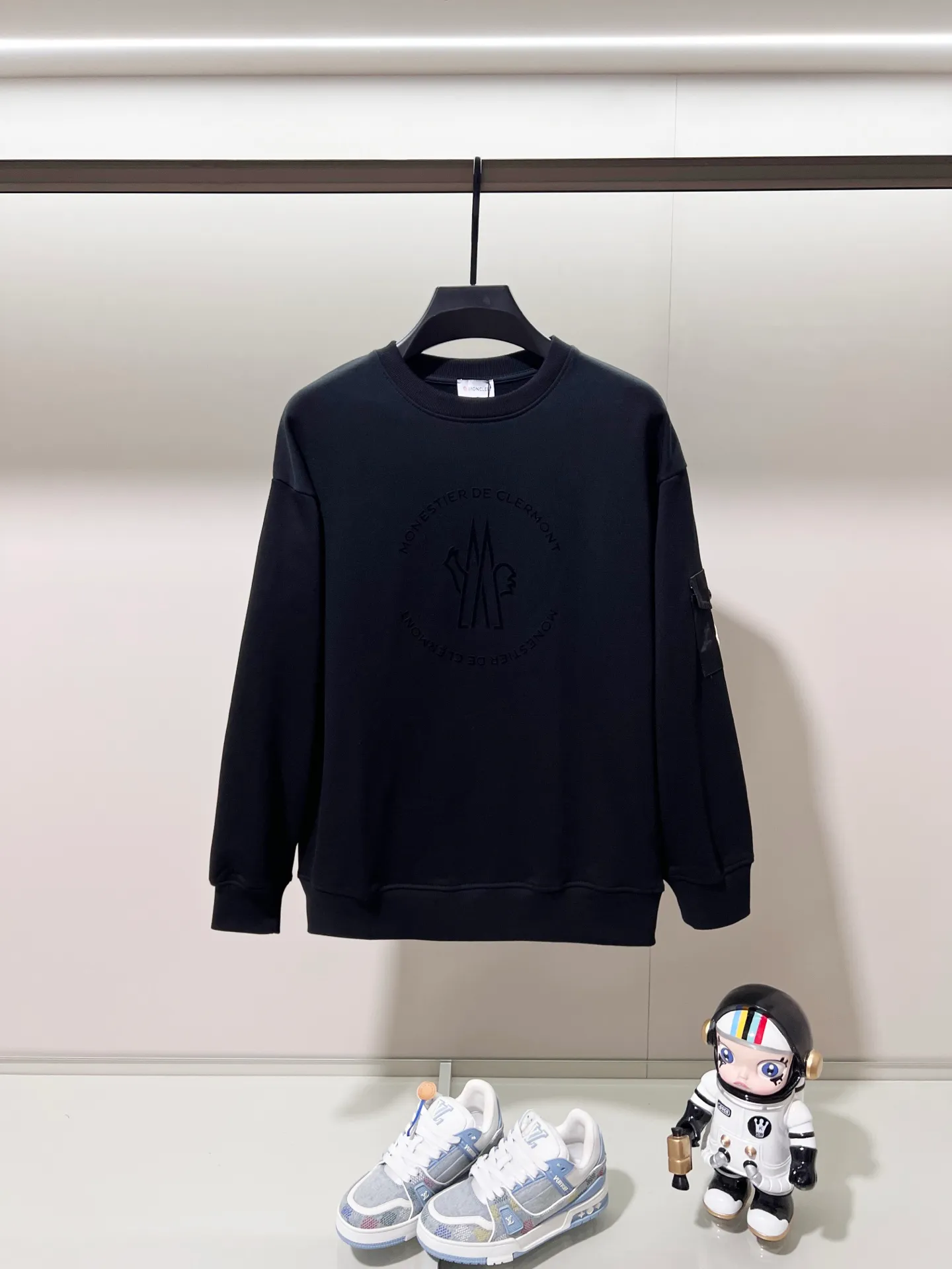P220 MONCLER/Mask 420g pure cotton round neck sweatshirt, flocked printed letter LOGO, arm nylon chapter pocket logo, official synchronization, high version, high quality, fashionable personality, versatile trend, pure original quality, original fabric, tag, collar label, washed wheat, complete three standards, color: black, apricot, light green. Size: XS-L