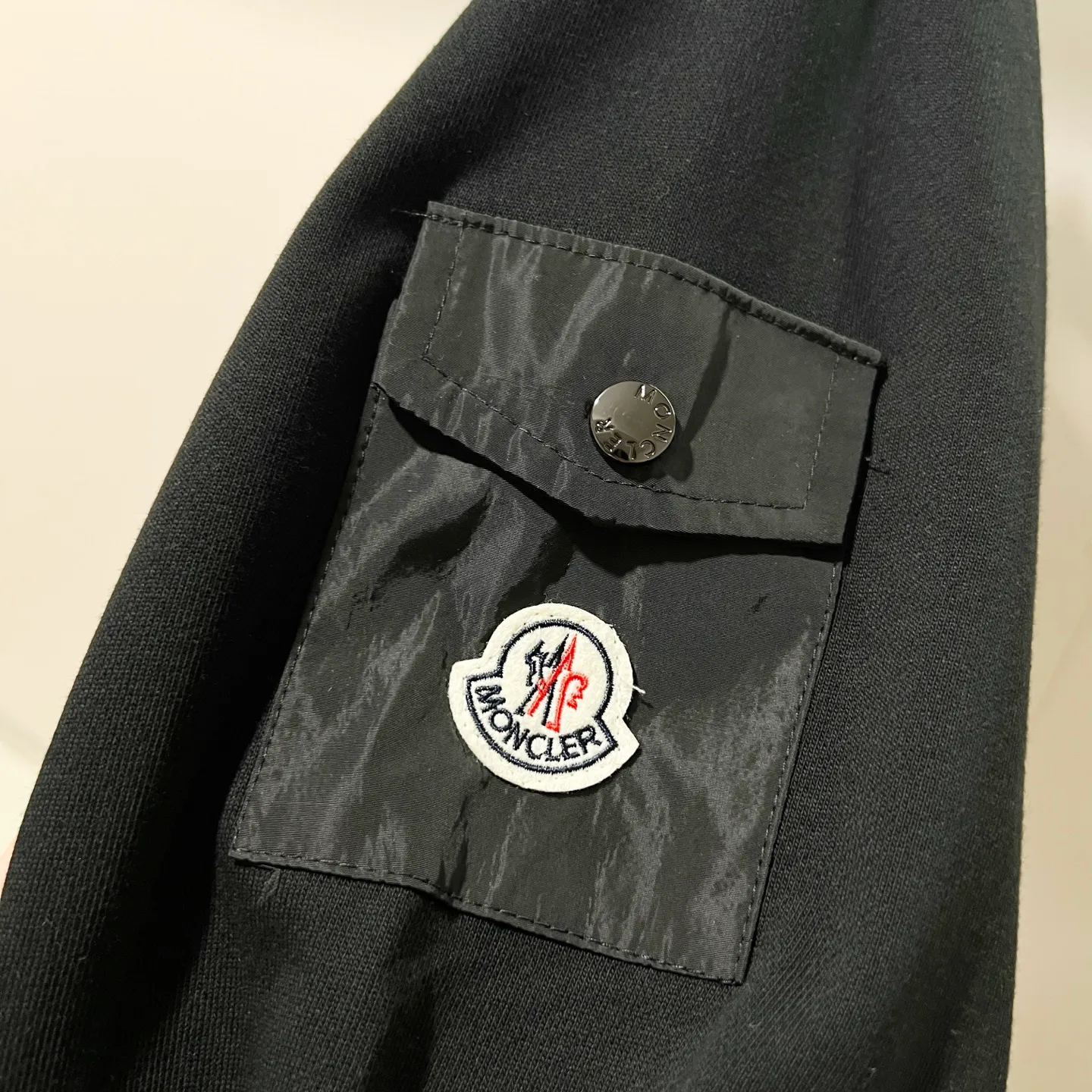 P220 MONCLER/Mask 420g pure cotton round neck sweatshirt, flocked printed letter LOGO, arm nylon chapter pocket logo, official synchronization, high version, high quality, fashionable personality, versatile trend, pure original quality, original fabric, tag, collar label, washed wheat, complete three standards, color: black, apricot, light green. Size: XS-L