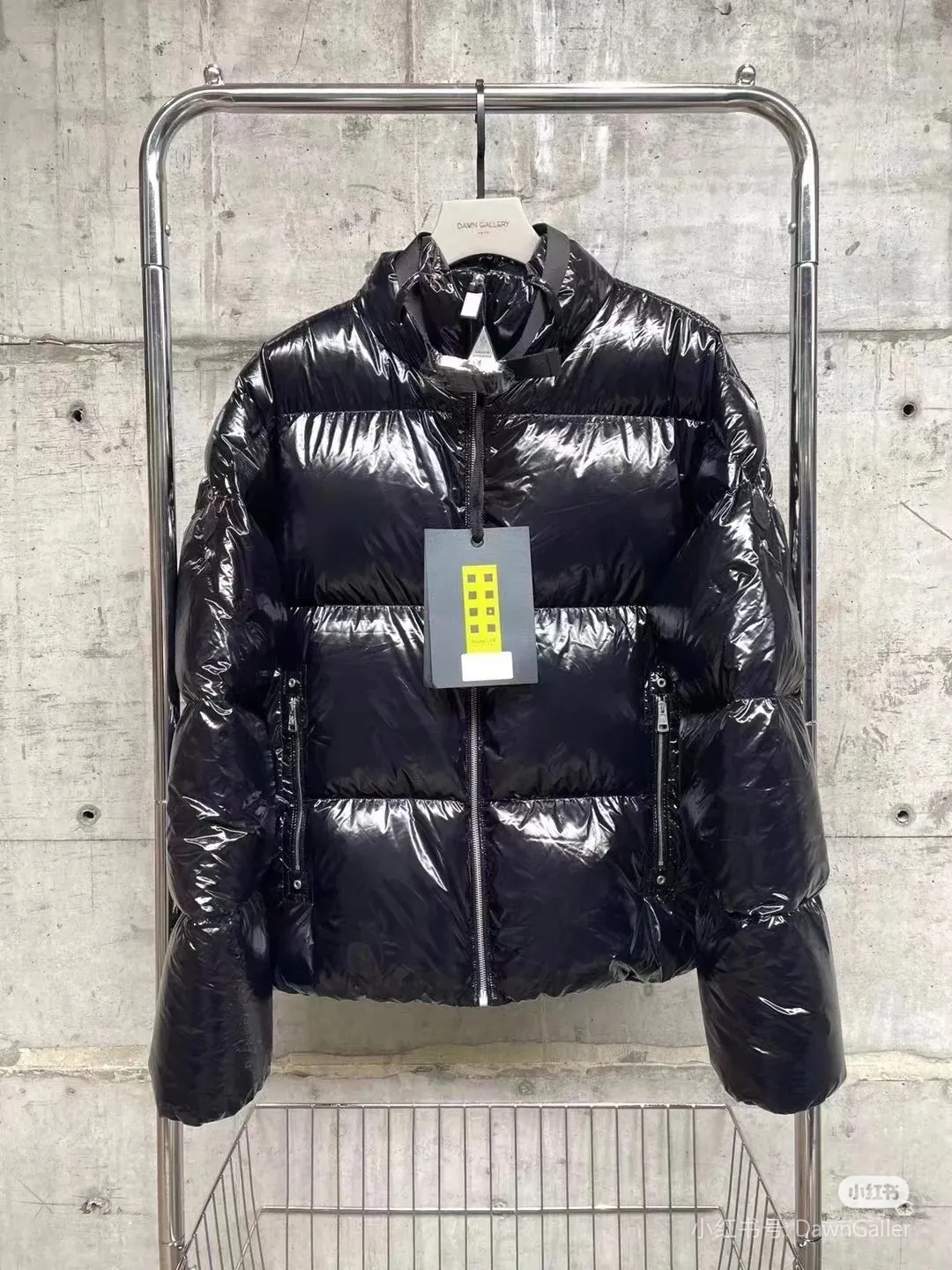 P1100 ❤️MONCLER ALYX joint series black down jacket. The inside is filled with white duck down, which is very warm; the outside is made of the same glossy material as maya, and it is more fashionable with the ALYX lock buckle. Same style for men and women, sizes 1 2 3 4 5