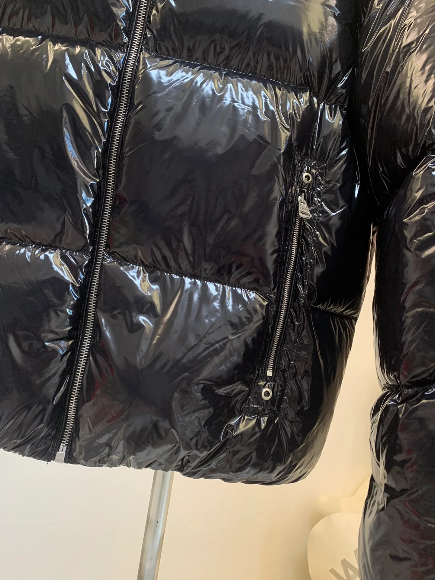 P1100 ❤️MONCLER ALYX joint series black down jacket. The inside is filled with white duck down, which is very warm; the outside is made of the same glossy material as maya, and it is more fashionable with the ALYX lock buckle. Same style for men and women, sizes 1 2 3 4 5