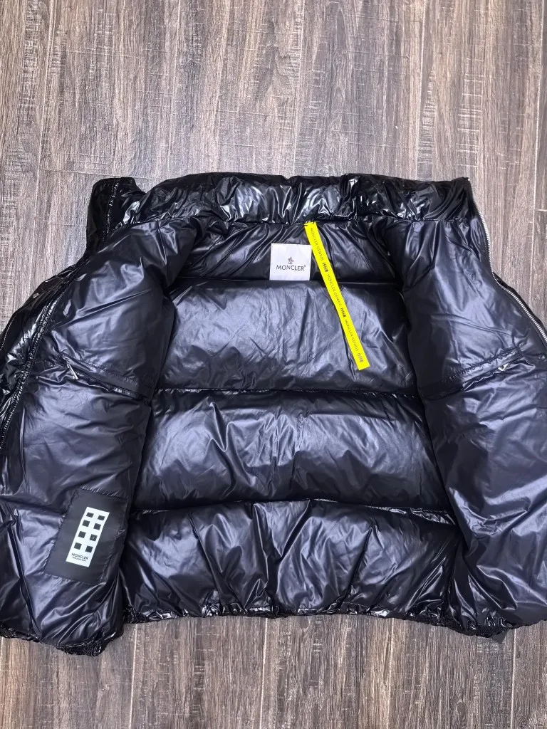 P1100 ❤️MONCLER ALYX joint series black down jacket. The inside is filled with white duck down, which is very warm; the outside is made of the same glossy material as maya, and it is more fashionable with the ALYX lock buckle. Same style for men and women, sizes 1 2 3 4 5
