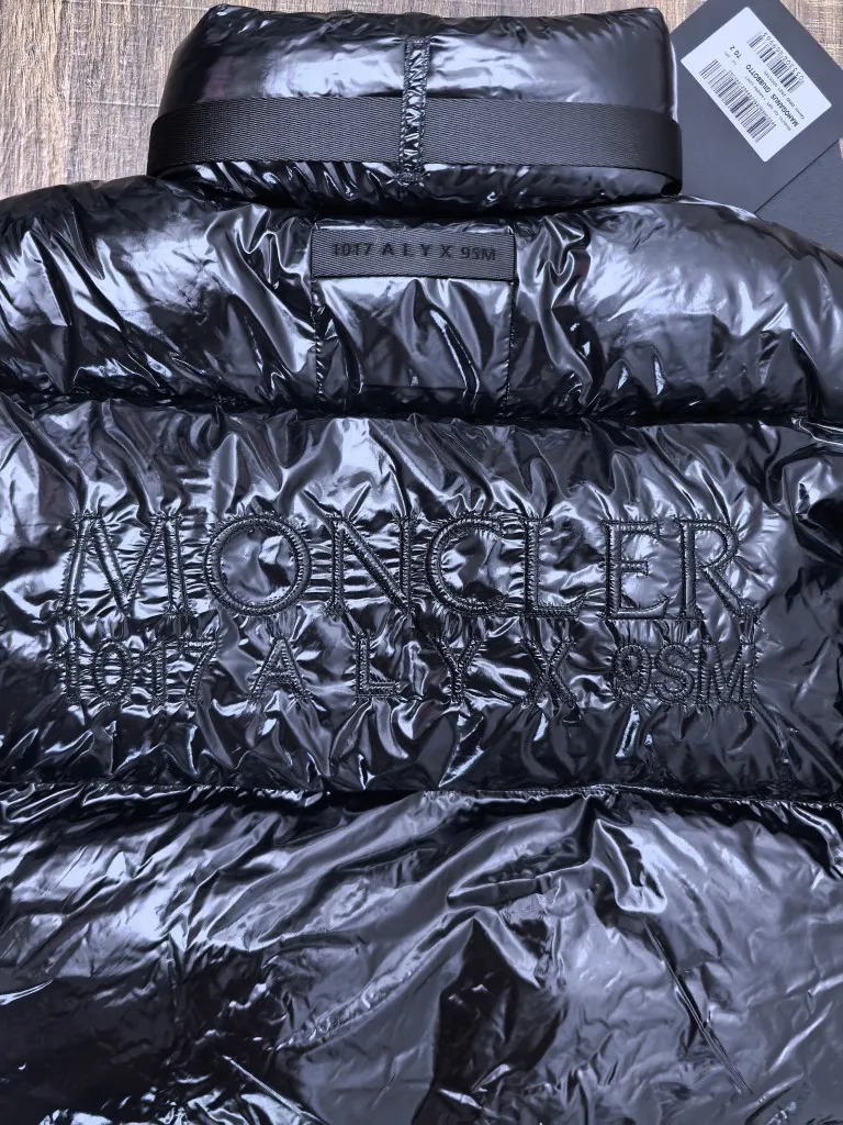 P1100 ❤️MONCLER ALYX joint series black down jacket. The inside is filled with white duck down, which is very warm; the outside is made of the same glossy material as maya, and it is more fashionable with the ALYX lock buckle. Same style for men and women, sizes 1 2 3 4 5