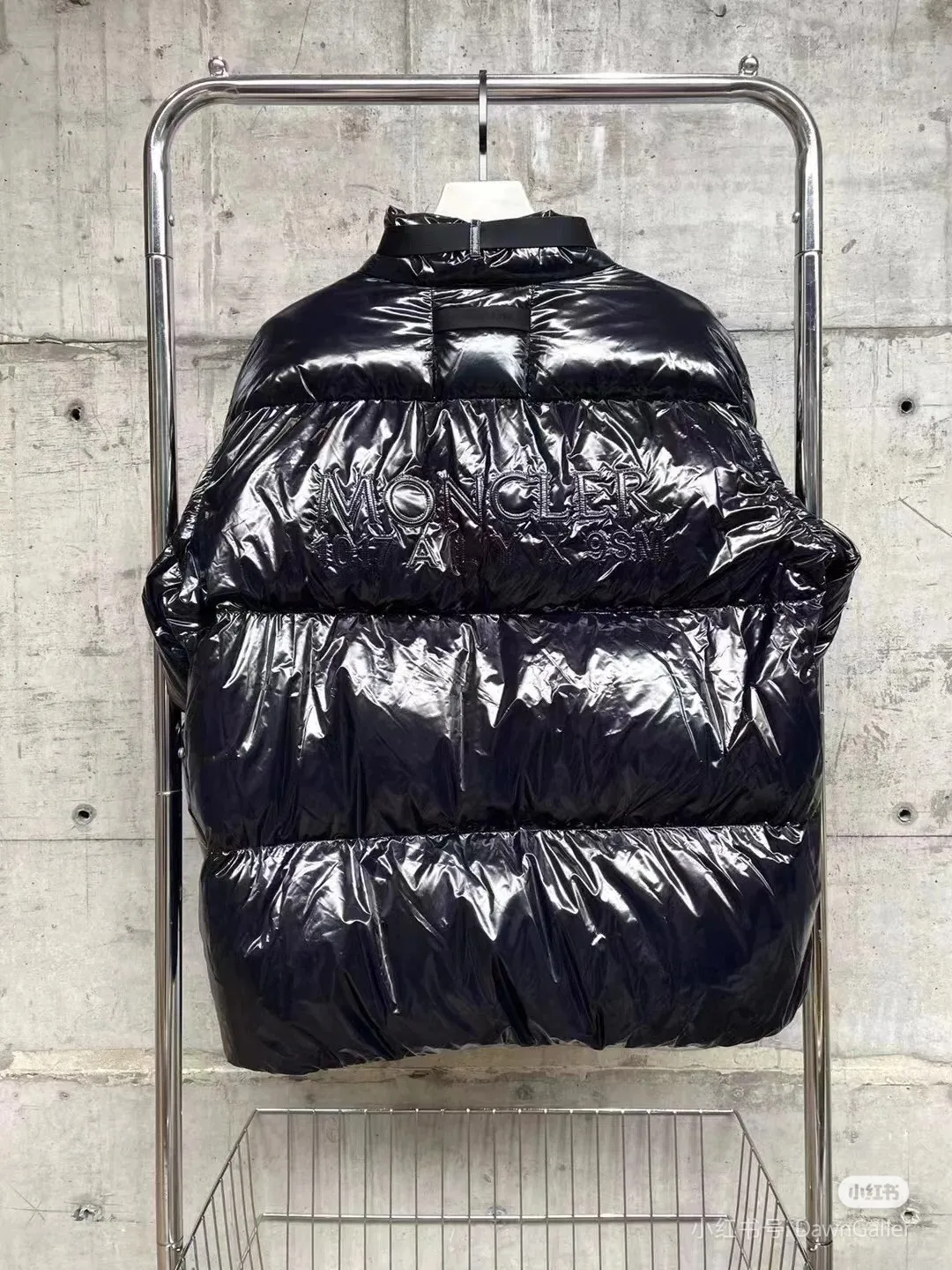 P1100 ❤️MONCLER ALYX joint series black down jacket. The inside is filled with white duck down, which is very warm; the outside is made of the same glossy material as maya, and it is more fashionable with the ALYX lock buckle. Same style for men and women, sizes 1 2 3 4 5