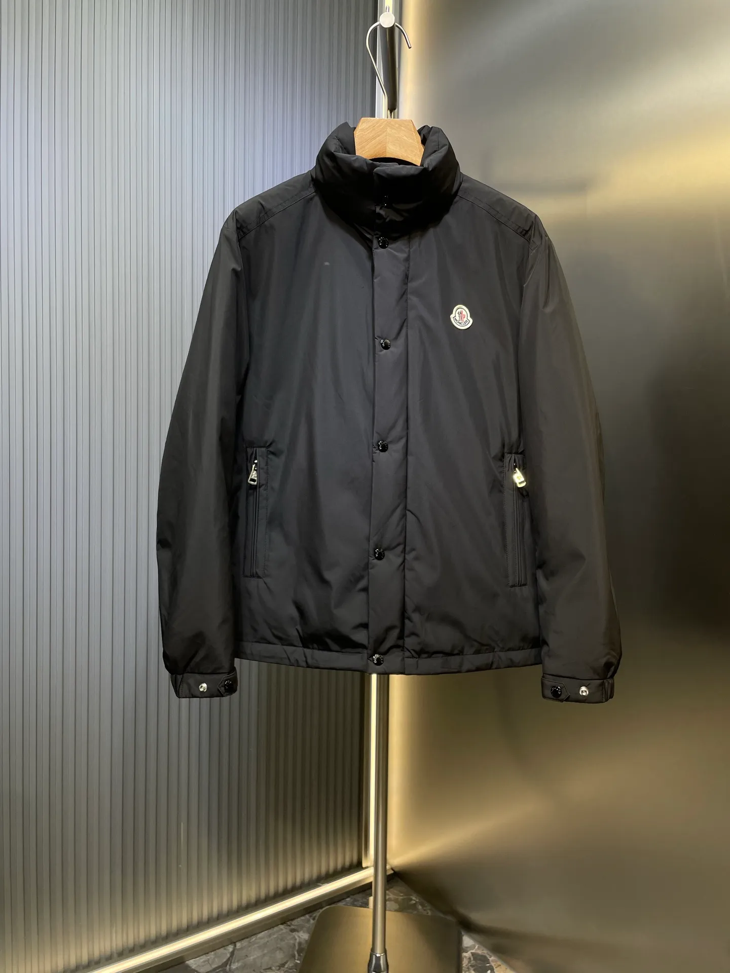 P1000 Moncler🌟Down Jacket The latest fashion designer down jacket for autumn and winter 2025. Every detail shows high-end craftsmanship. The design changes of structural tailoring show the diverse image changes of men. It is slim and neat, and tailored to meet the current popular multi-layered wear. Versatile style for life. G8644 Code number: 12345